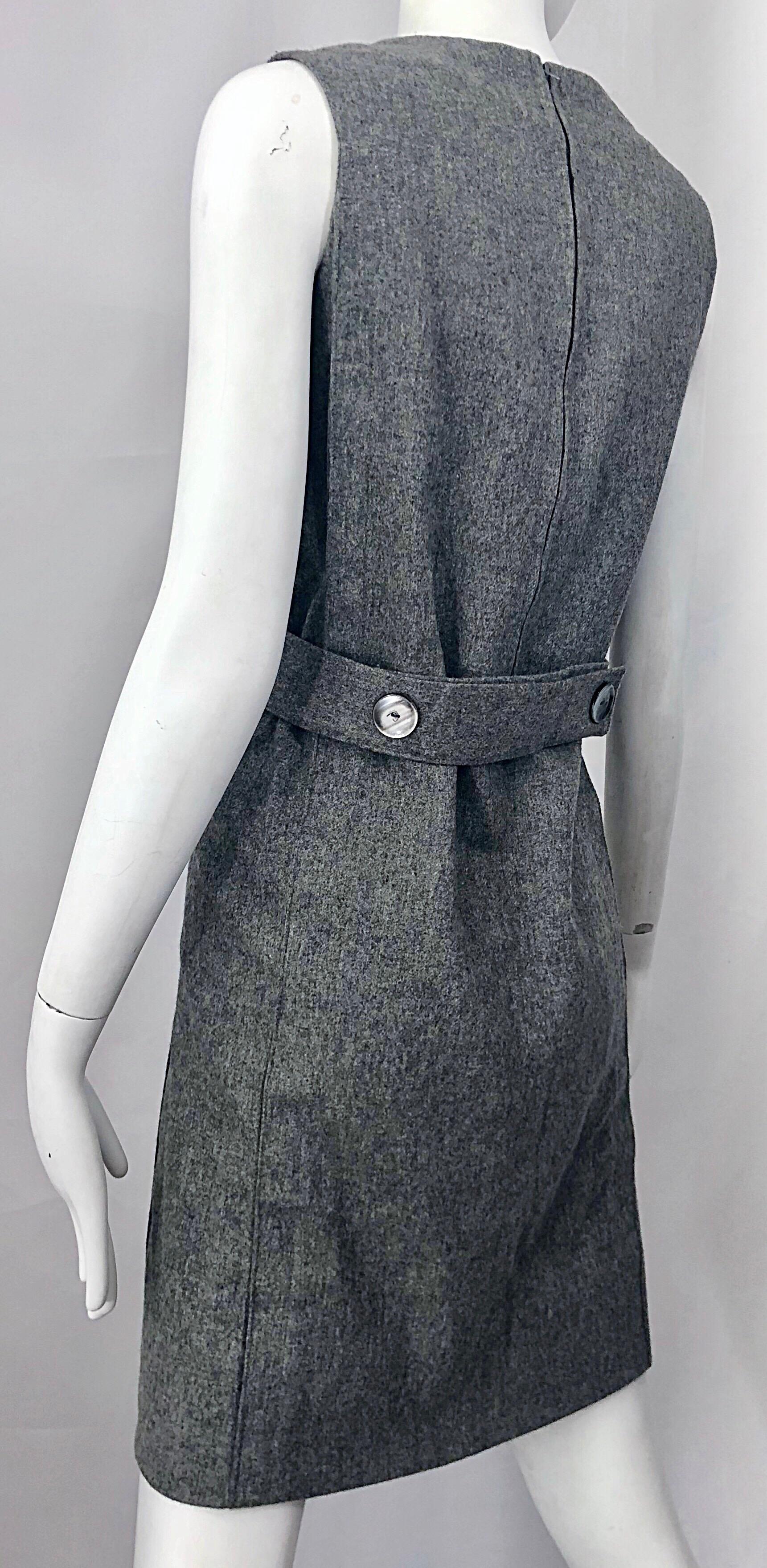 Chic 1960s Heather Gray Wool Sleeveless Vintage 60s Mod Shift Dress In Excellent Condition For Sale In San Diego, CA