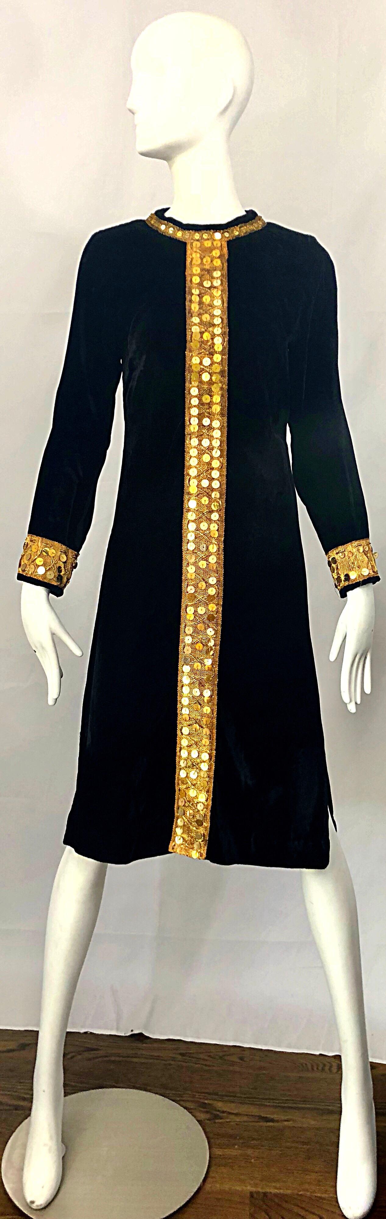Schickes langärmeliges Tunikakleid aus schwarzem Samt und goldenen Pailletten aus den 1960er Jahren! Aus weichem Baumwollsamt, mit goldfarbener Stickerei in der vorderen Mitte. Hunderte von großen, handgenähten Goldpailletten auf der Vorderseite, am
