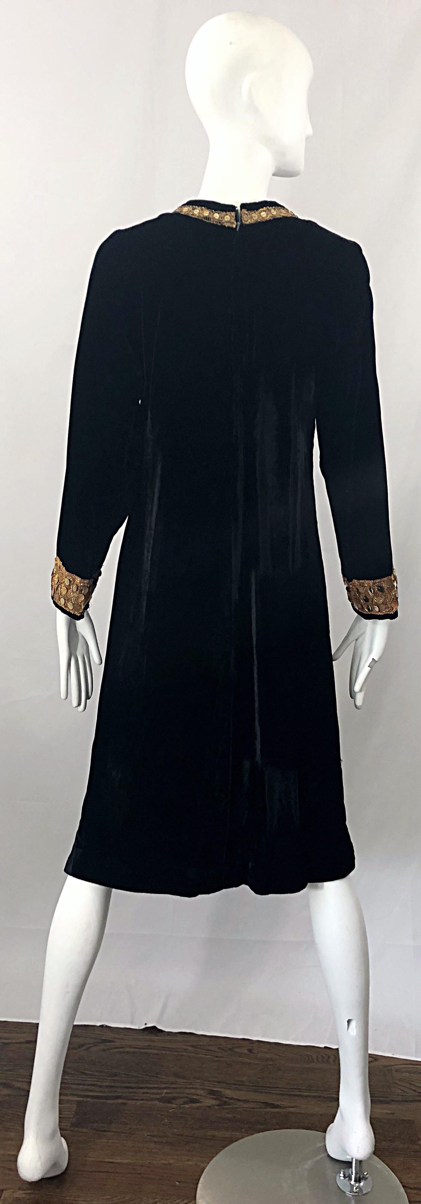 1960s Black + Gold Velvet Sequined Vintage 60s Long Sleeve Shift Tunic Dress In Excellent Condition For Sale In San Diego, CA