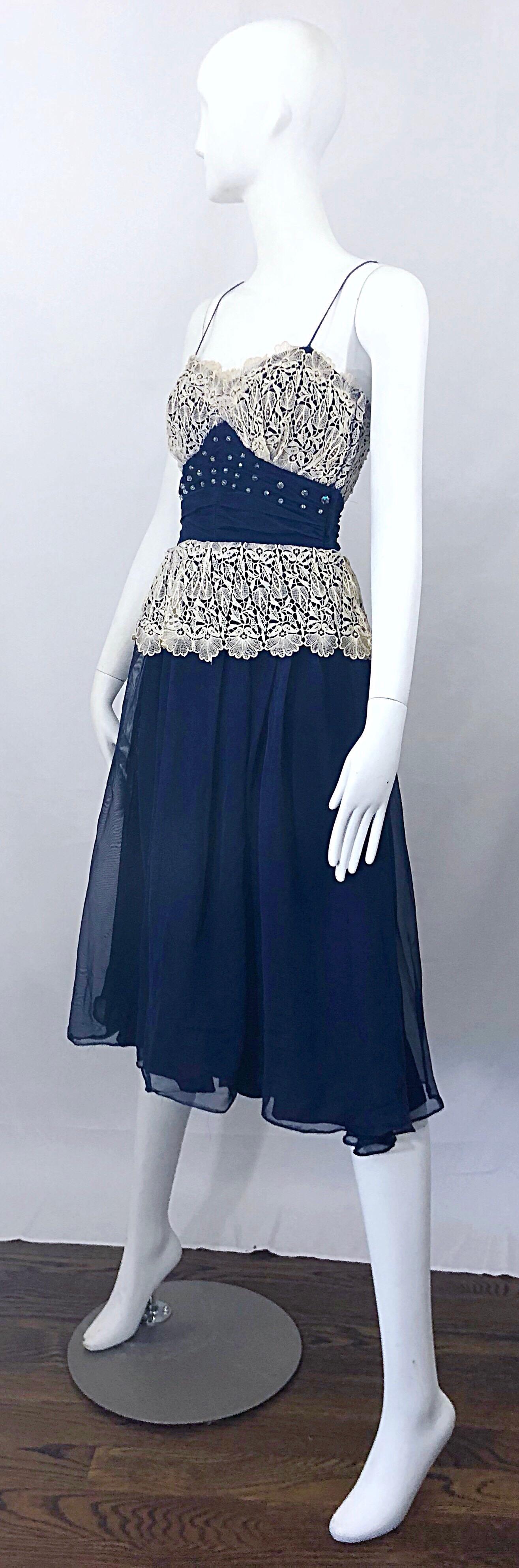 Fred Perlberg - Magnifique bleu marine + des années 1950  Robe vintage ivoire à strass des années 50 Excellent état - En vente à San Diego, CA