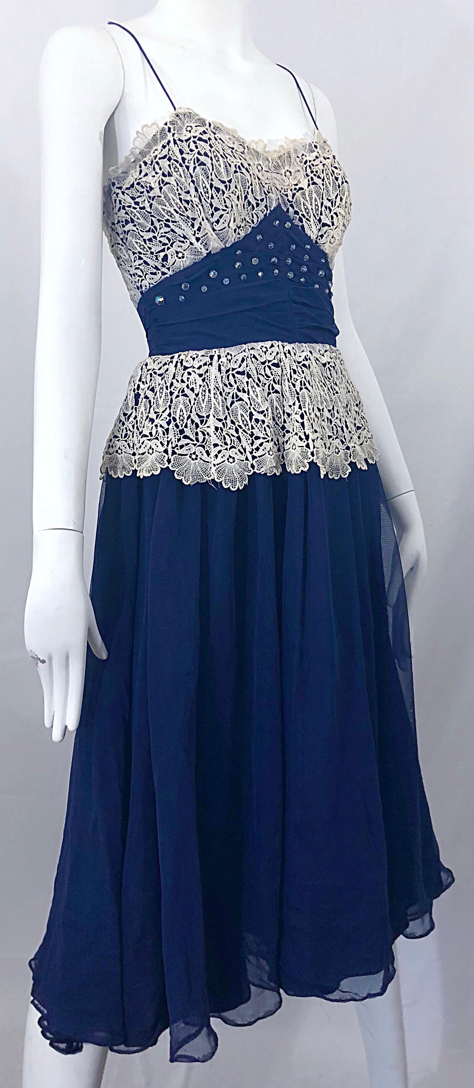 Fred Perlberg - Magnifique bleu marine + des années 1950  Robe vintage ivoire à strass des années 50 Pour femmes en vente