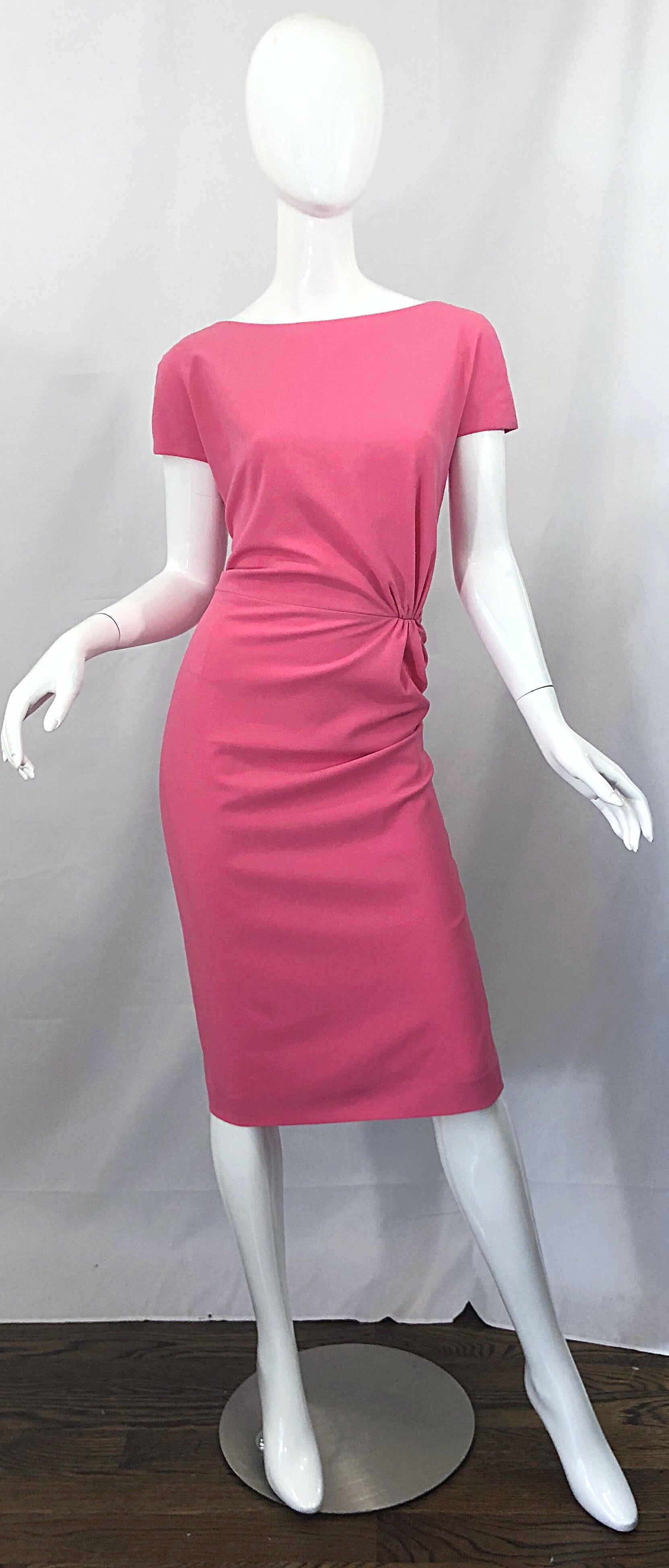 Brandneue Dsquared2 bubblegum rosa kurze Ärmel schmeichelhaftes Kleid! Mit höherem Halsausschnitt und einem Rückenausschnitt, der genau die richtige Menge an Haut zeigt. Schmeichelhafte Raffung an der Taille ist schmeichelhaft und verzeihend