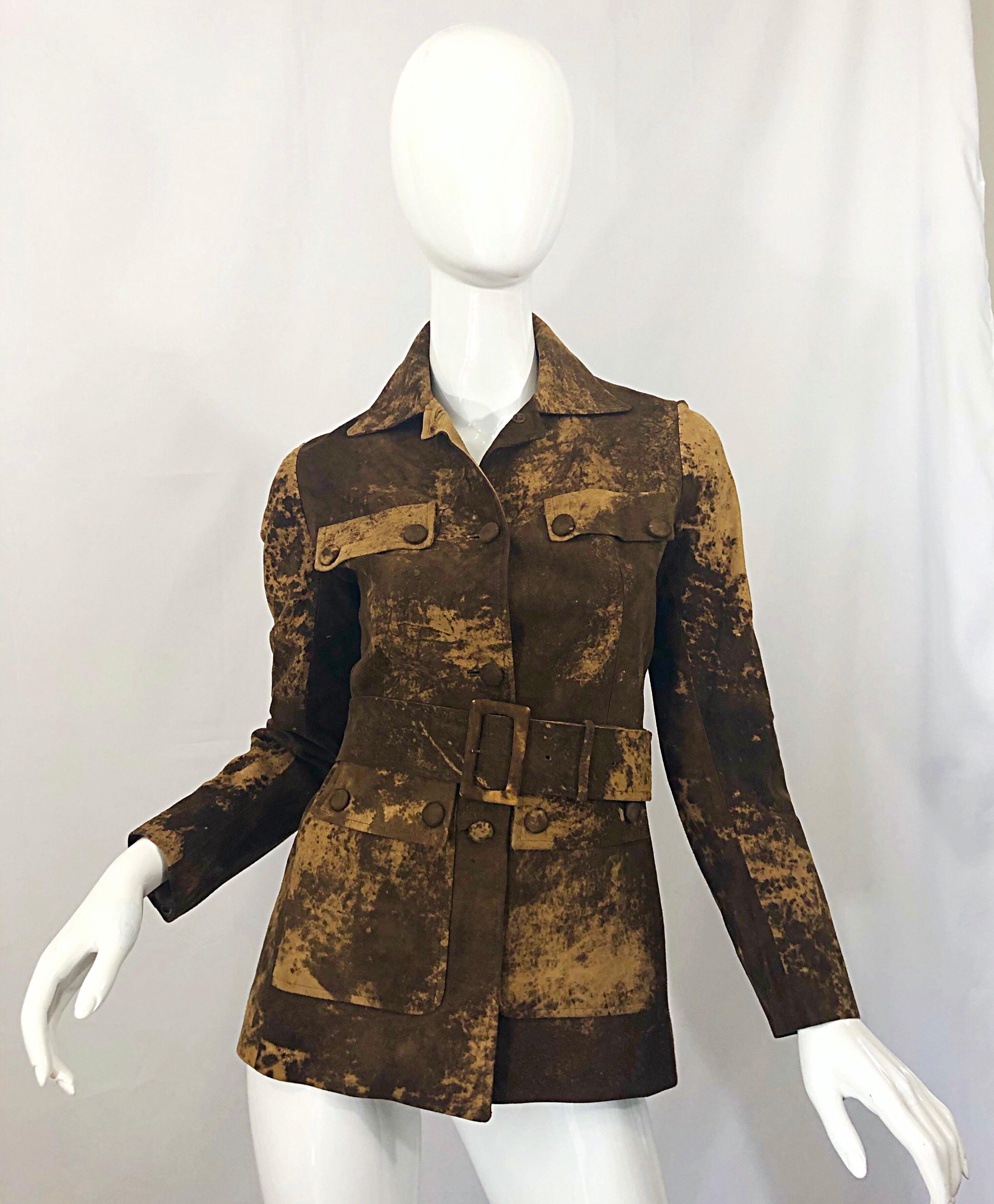 Amazing, and oh so chic 1970s brown and tan ultra suede belted safari style jacket! Features two faux pockets at each breast, and two functional pockets at the waist. Super soft Ultrasuede is both functional and stylish. Fully lined. The perfect