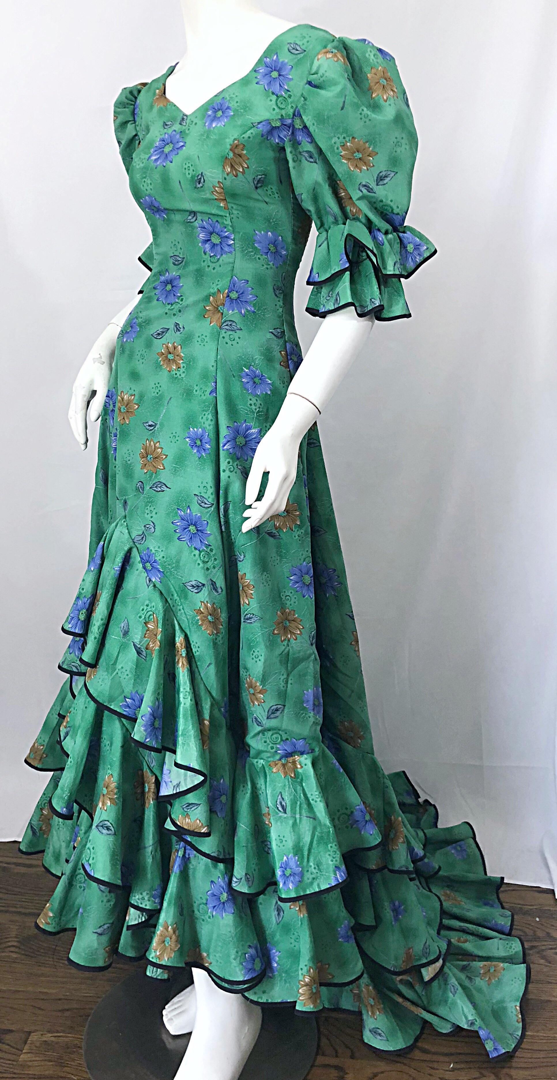 Erstaunlich Vintage viktorianisch inspirierte 1970er Does 1800er Steampunk Grünes geschwungenes Kleid mit Schleppe im Zustand „Hervorragend“ im Angebot in San Diego, CA