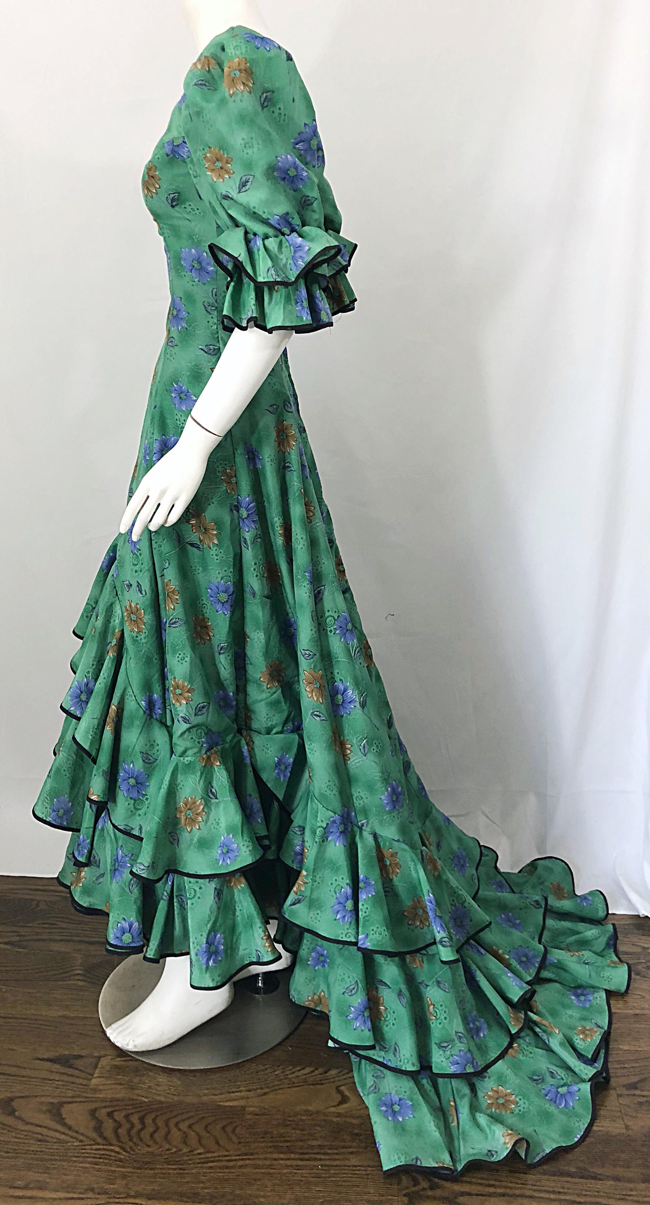 Erstaunlich Vintage viktorianisch inspirierte 1970er Does 1800er Steampunk Grünes geschwungenes Kleid mit Schleppe im Angebot 1