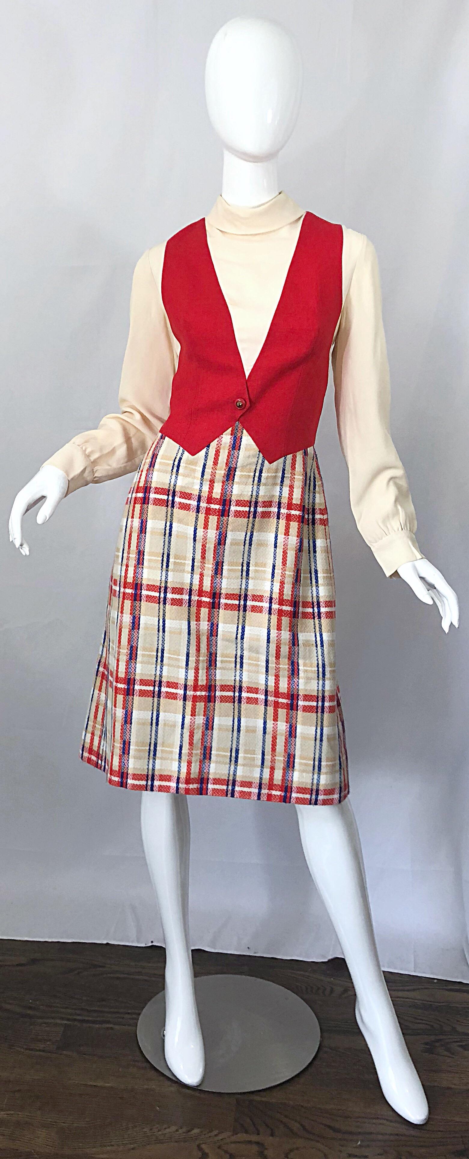 Chic Mitte der 1960er Jahre PAT SANDLER rot, weiß (Elfenbein) und blau trompe l'oeil lange Ärmel A-Linie Kleid! Das hochgeschlossene elfenbeinfarbene Kreppmieder ist mit einer angenähten Weste versehen, die den Anschein erweckt, dass das Kleid aus