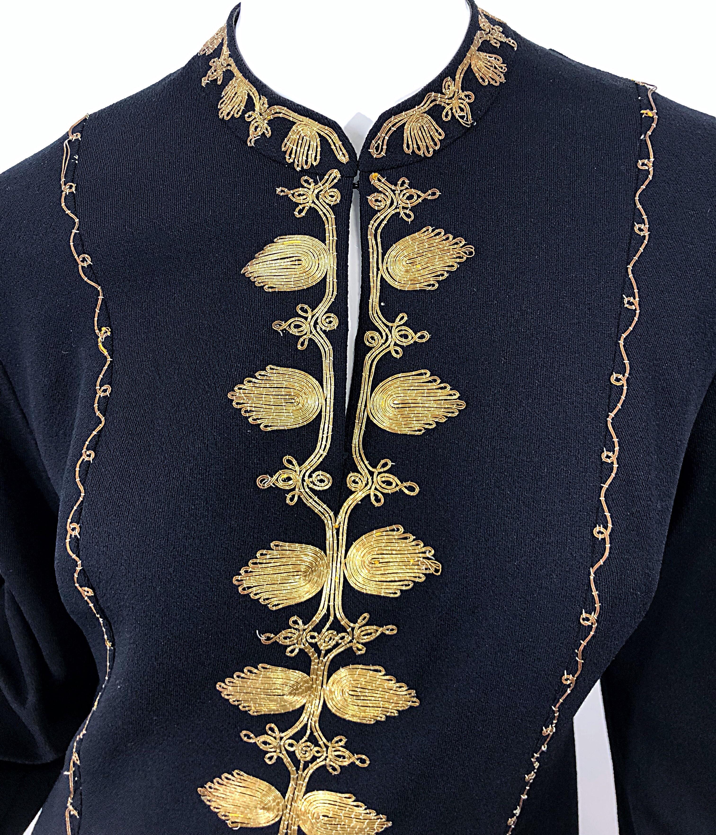 Noir Robe longue caftan marocaine vintage brodée de métal noir et or (années 1970) en vente