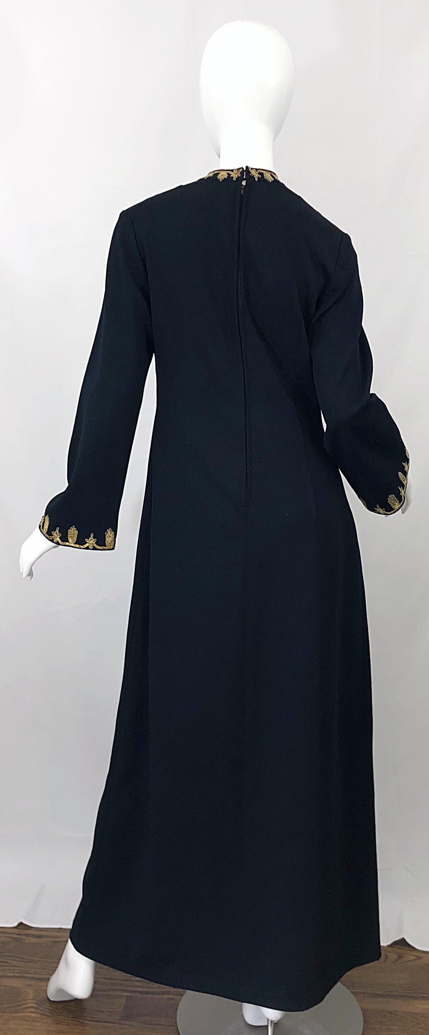 Robe longue caftan marocaine vintage brodée de métal noir et or (années 1970) Excellent état - En vente à San Diego, CA