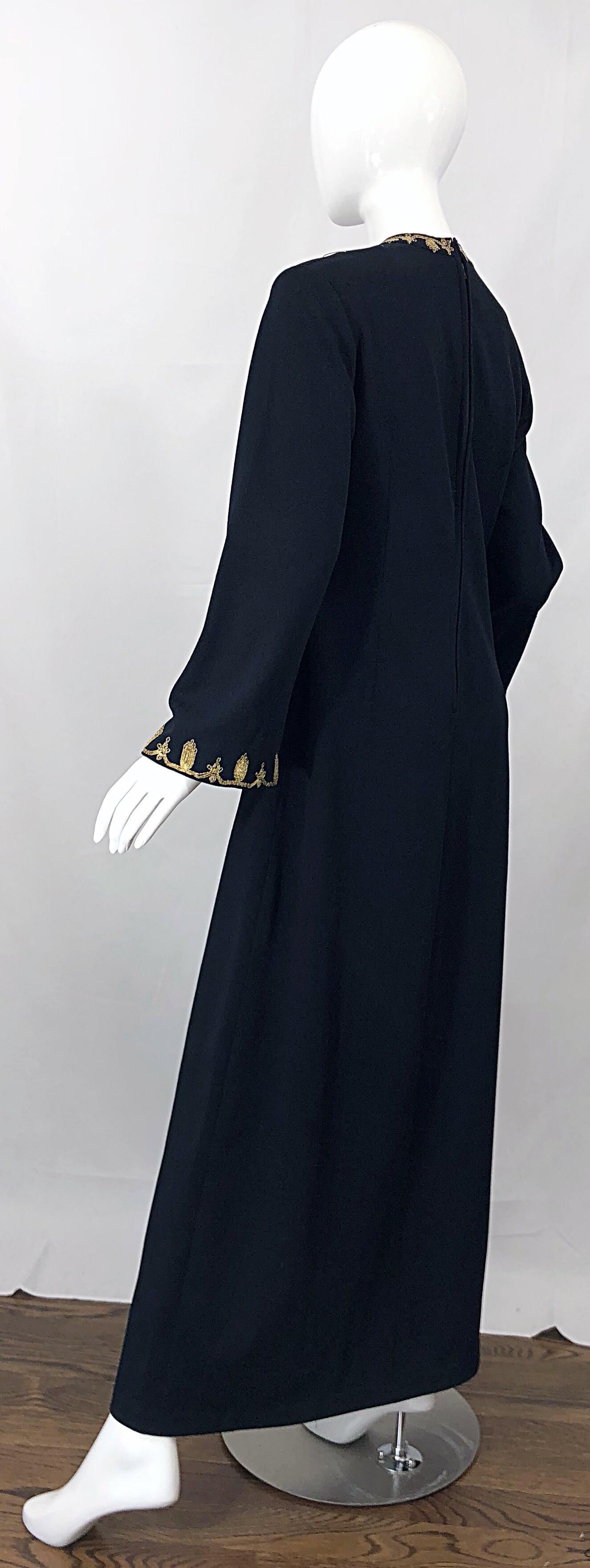 Robe longue caftan marocaine vintage brodée de métal noir et or (années 1970) en vente 7