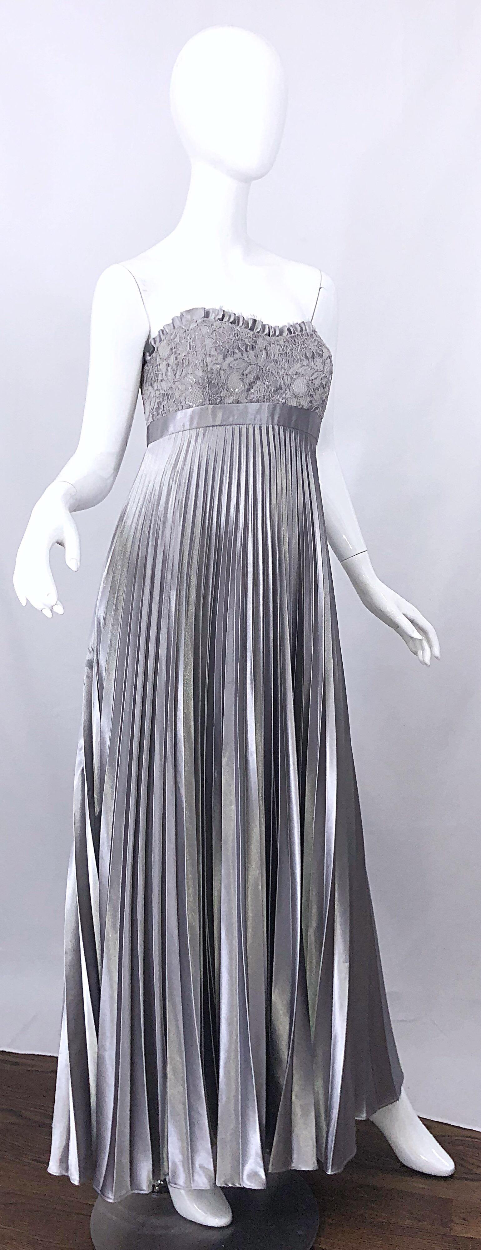 Beautiful Vintage Badgley Mischka Size 10 / 12 Silver Metallic Beaded Gown Dress In Excellent Condition For Sale In San Diego, CA