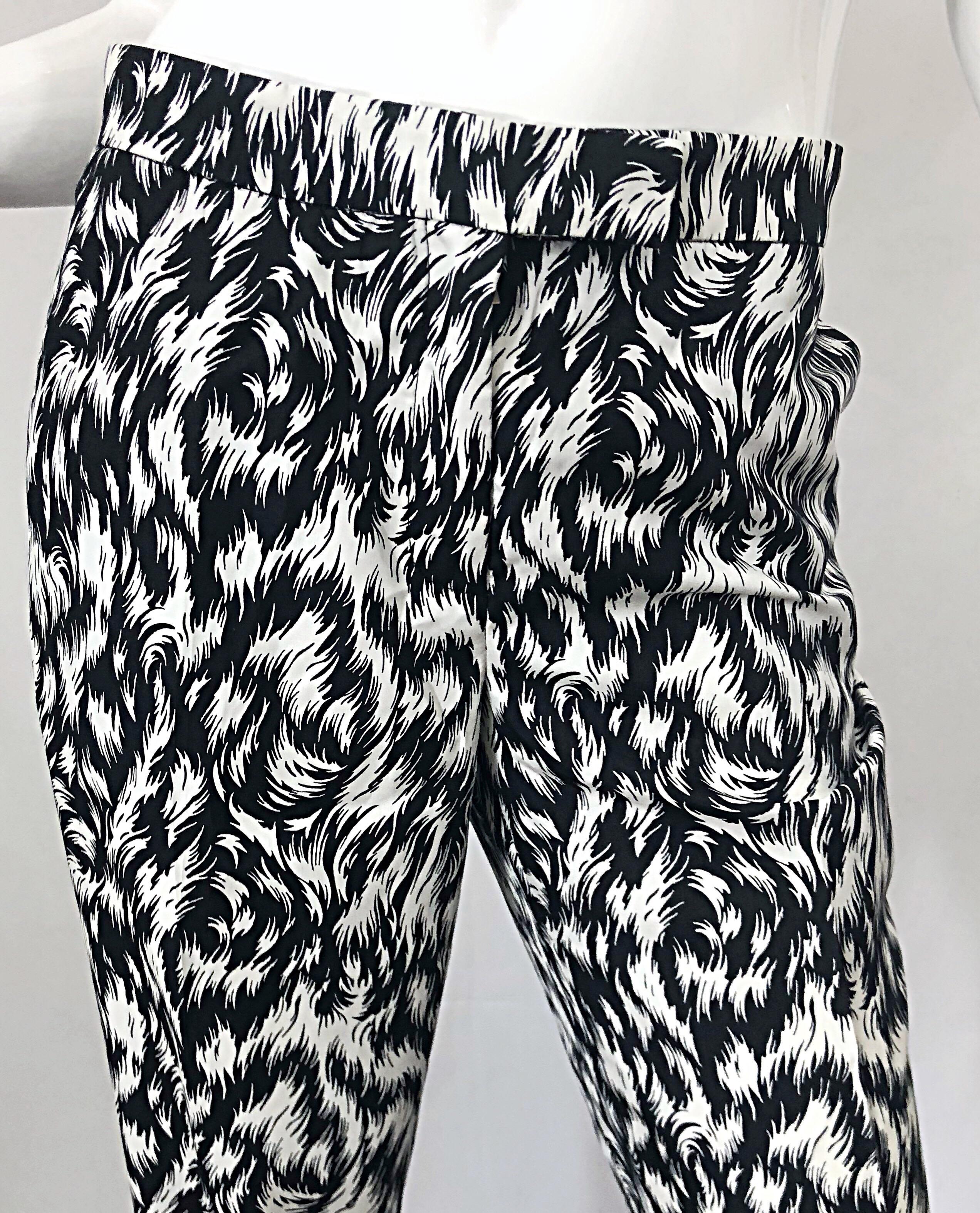 Neu Derek Lam Größe 8 Schwarze und weiße Seidenhose im Pajamastil mit Federdruck im Zustand „Hervorragend“ im Angebot in San Diego, CA
