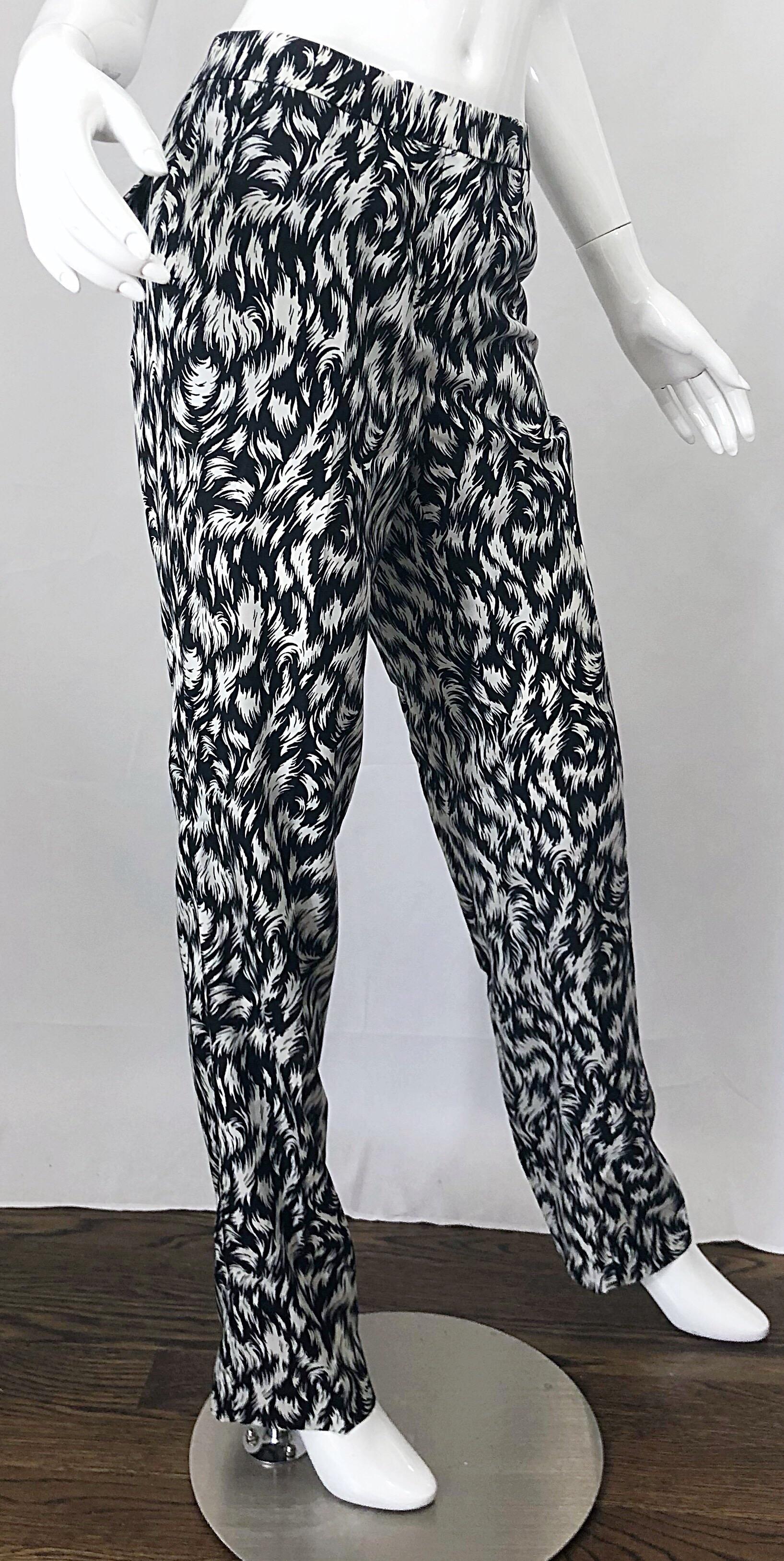 Neu Derek Lam Größe 8 Schwarze und weiße Seidenhose im Pajamastil mit Federdruck im Angebot 2