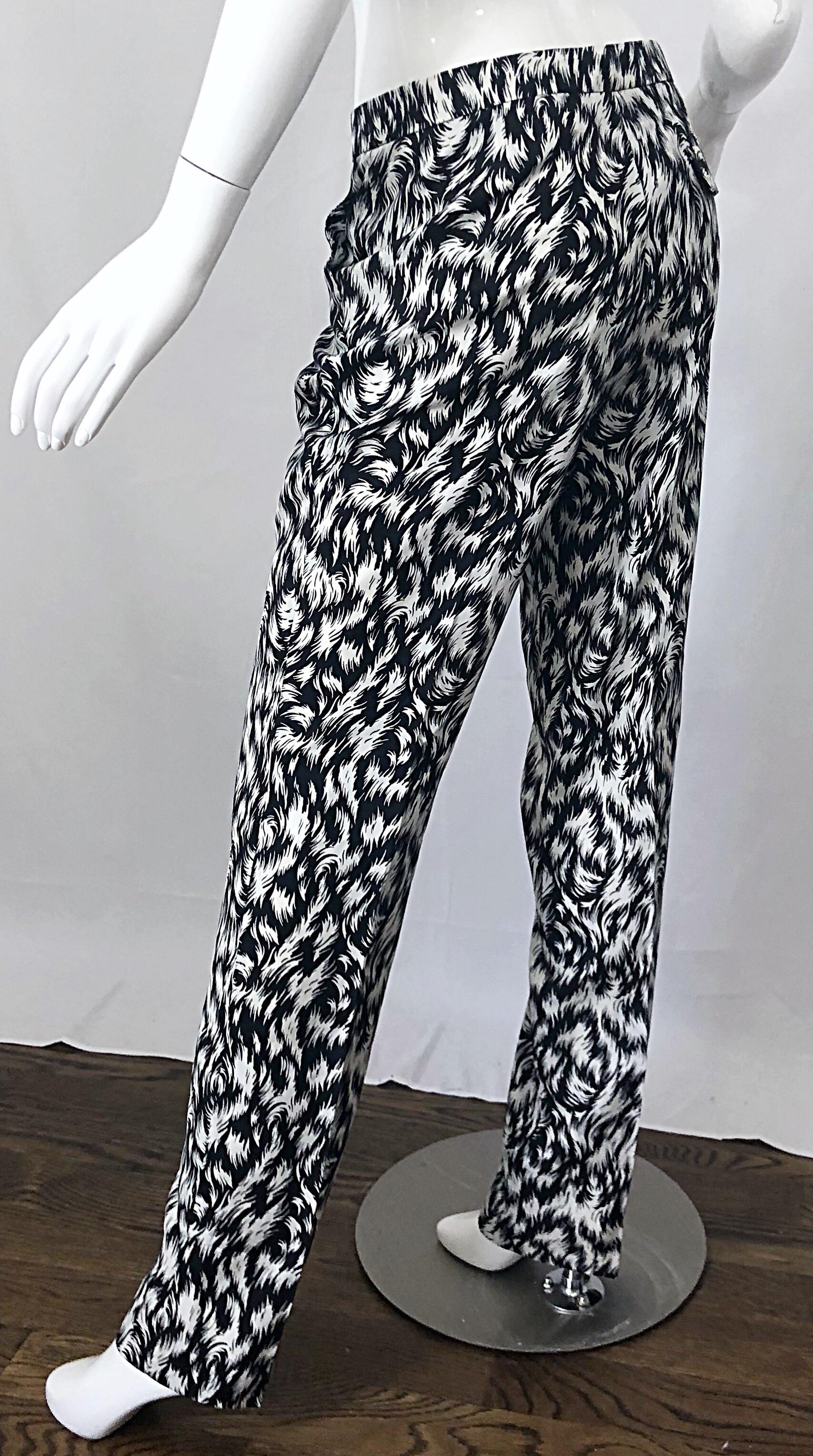 Neu Derek Lam Größe 8 Schwarze und weiße Seidenhose im Pajamastil mit Federdruck im Angebot 3