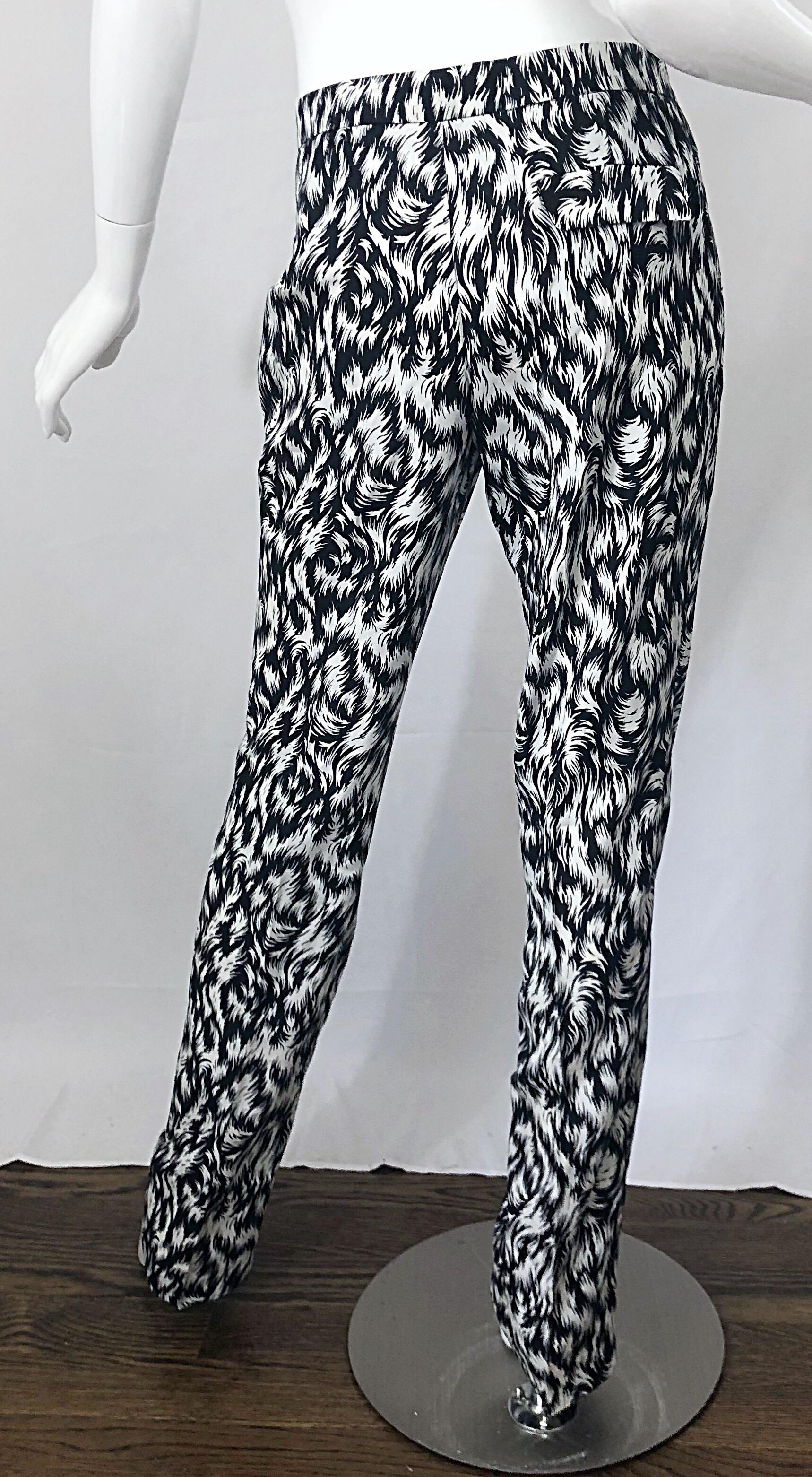 Neu Derek Lam Größe 8 Schwarze und weiße Seidenhose im Pajamastil mit Federdruck im Angebot 8