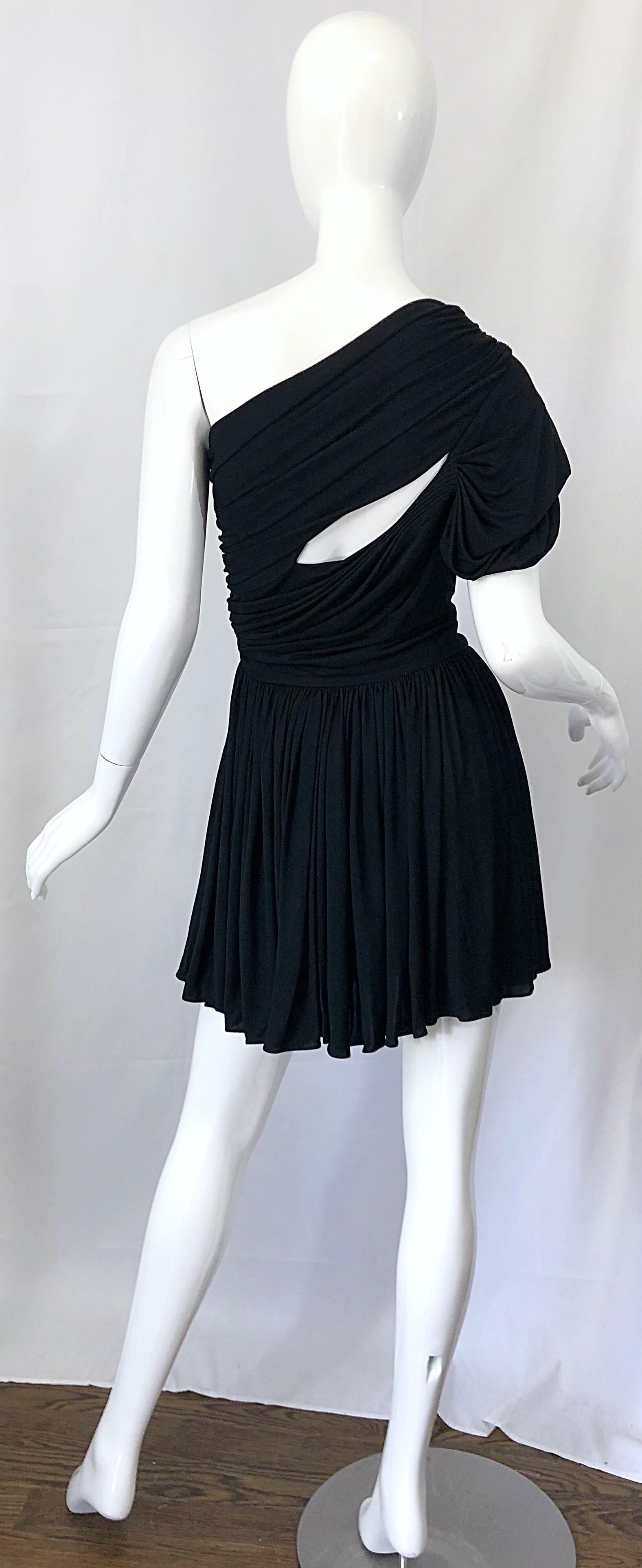 Noir John Galliano - Mini robe noire asymétrique style grec vintage avec épaules asymétriques, taille 42 6/8, années 2000 en vente