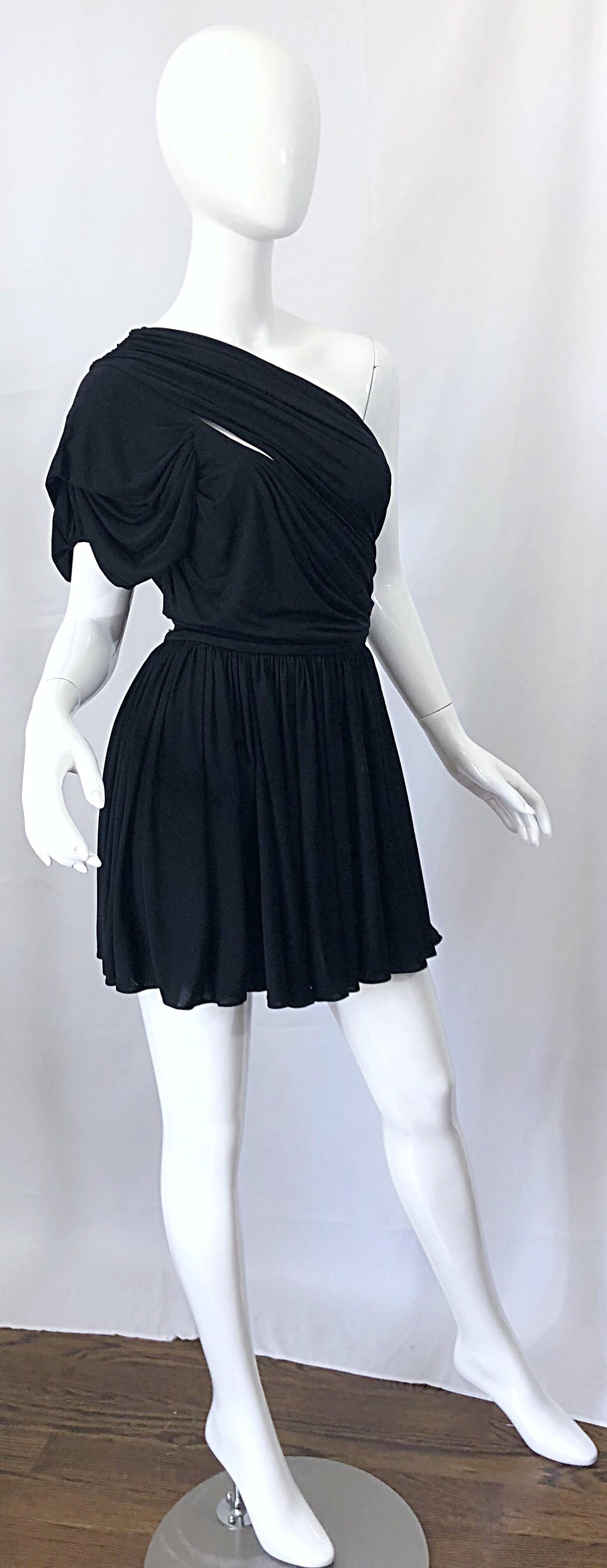 John Galliano - Mini robe noire asymétrique style grec vintage avec épaules asymétriques, taille 42 6/8, années 2000 en vente 5