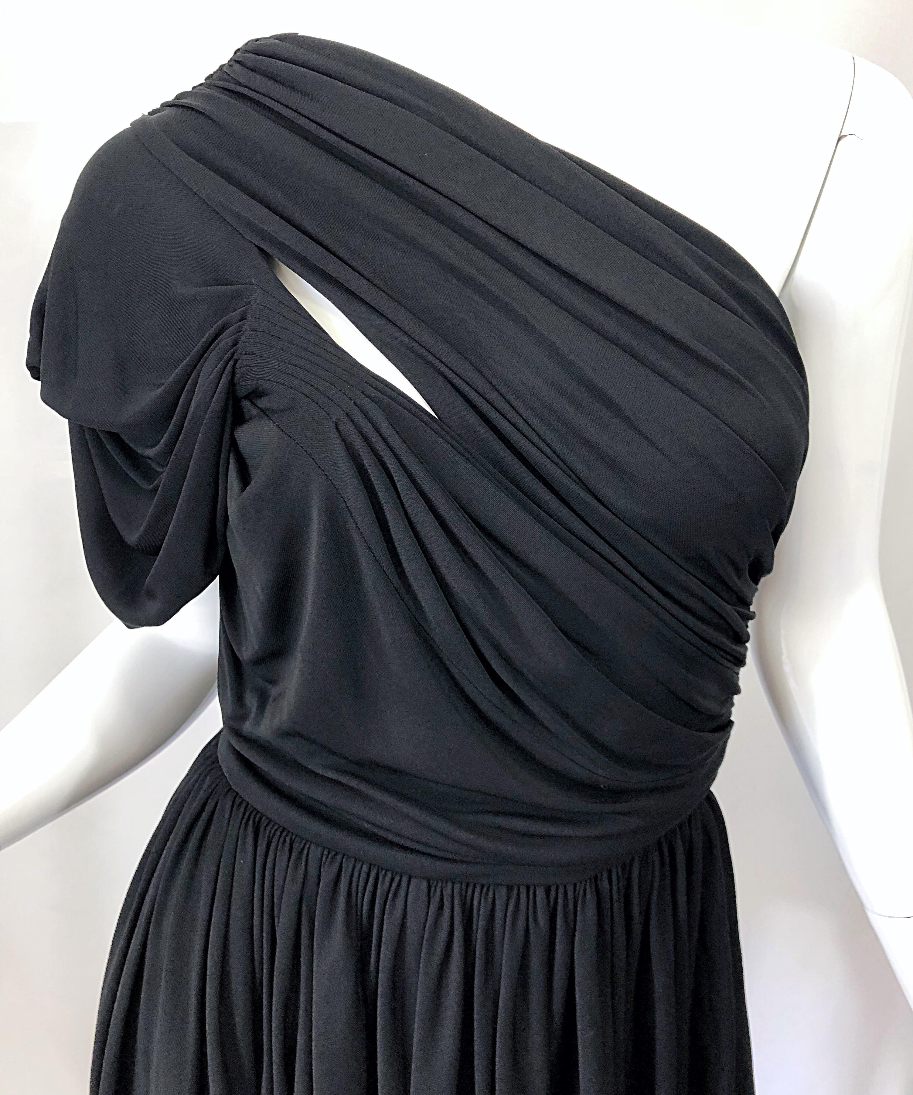 John Galliano - Mini robe noire asymétrique style grec vintage avec épaules asymétriques, taille 42 6/8, années 2000 en vente 7