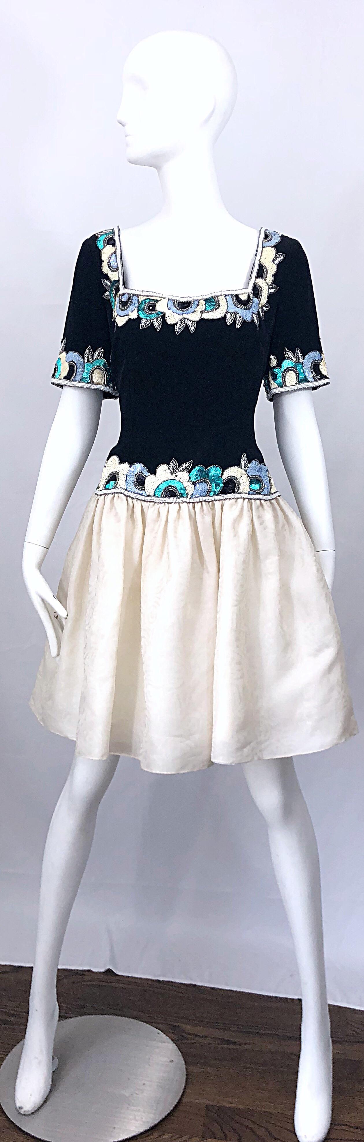 Wunderschönes schwarz-weiß-blaues Seidenkleid von BOB MACKIE aus den frühen 1990er Jahren mit Pailletten und Perlen besetzt! Das Kleid hat ein schwarzes Mieder und einen elfenbeinfarbenen Rock. Tausende von Pailletten und Perlen zieren den Hals, die