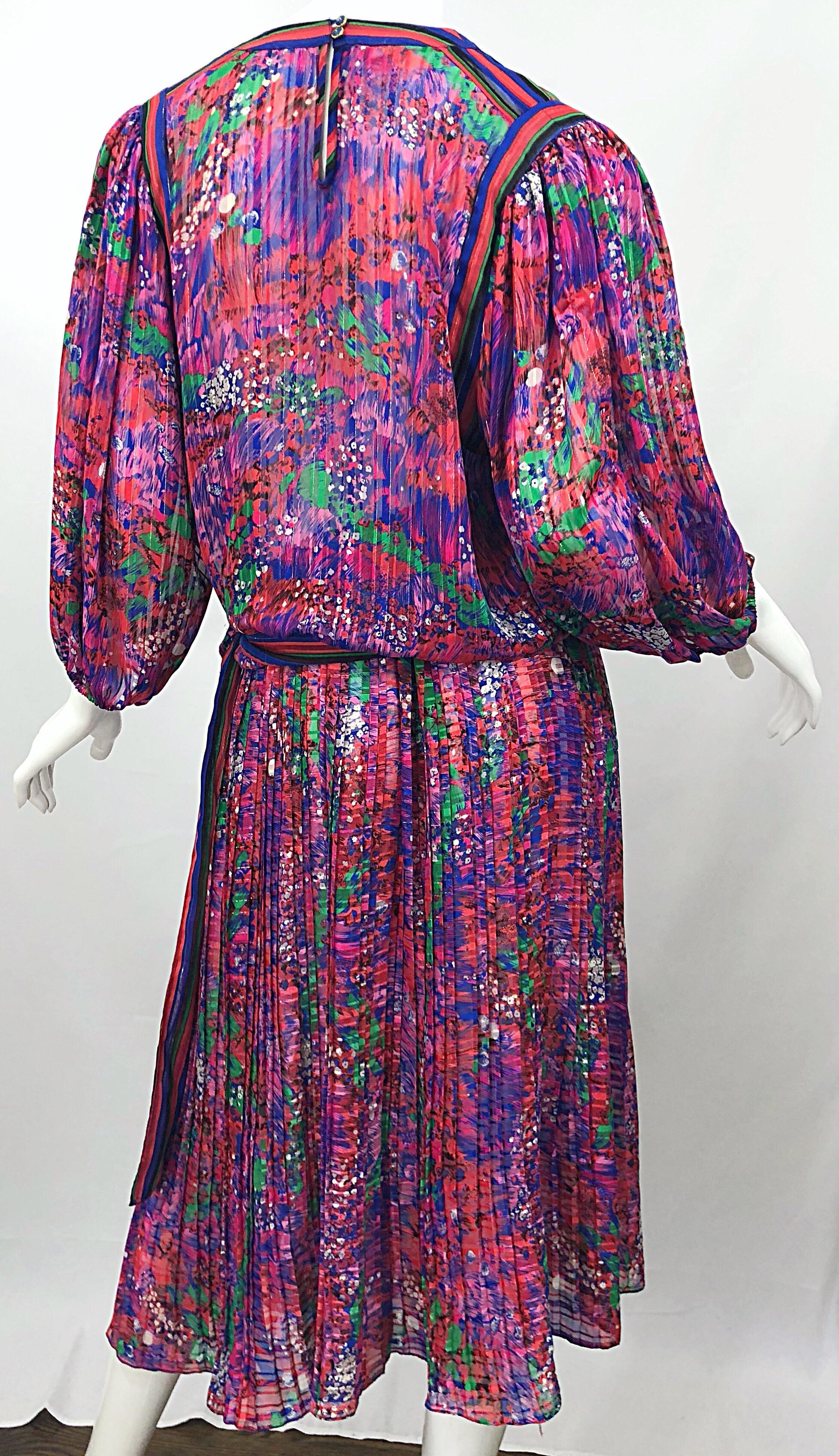 Vintage Diane Freis 1980er Jahre Oberteil und Rock Kleid mit Streifen in Rosa, Lila und Grün mit Blumen im Zustand „Gut“ im Angebot in San Diego, CA