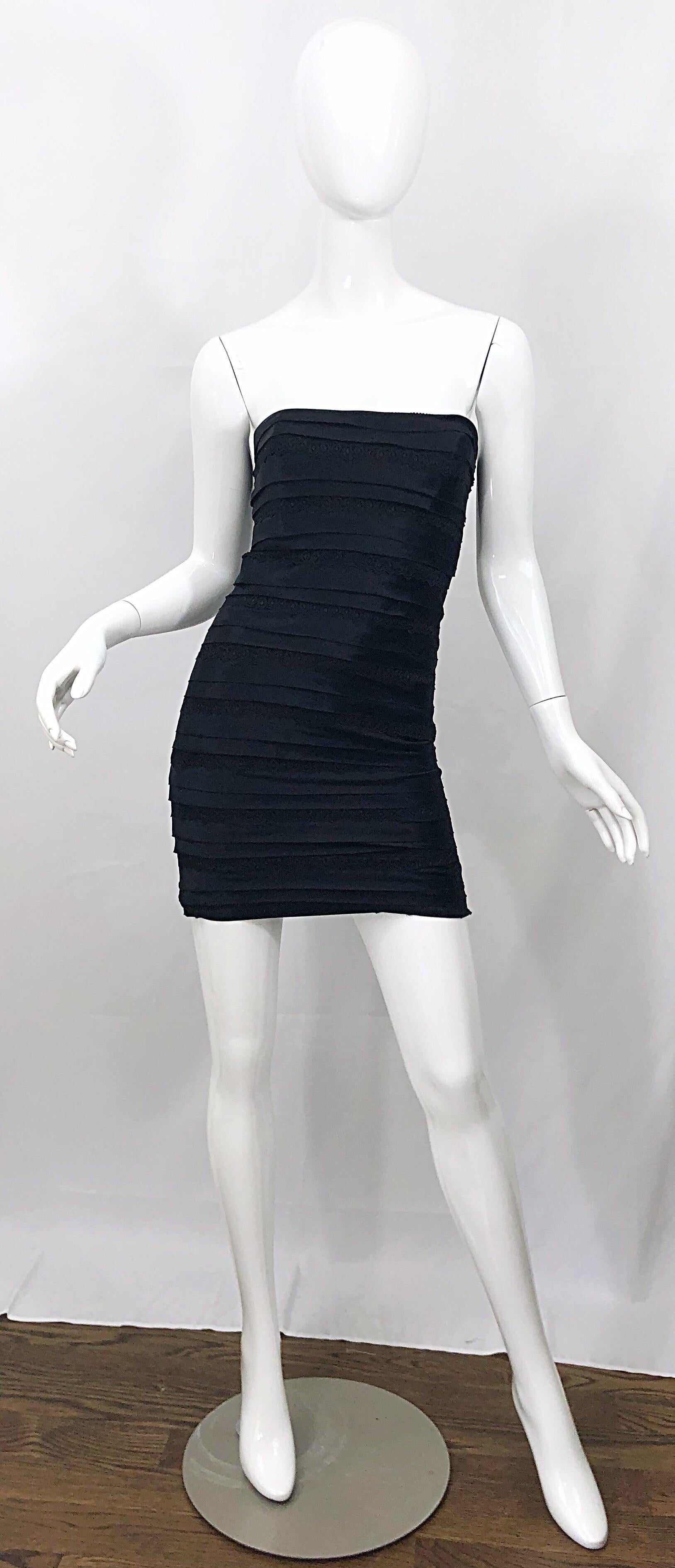 Sexy Ende der 1990er Jahre HERVE LEGER schwarzer Seidenbandage Bodycon trägerloses Minikleid! Eine seltene Variante des klassischen Bandage-Kleides, für das Leger berühmt ist, mit Einsätzen aus schwarzer Seide und Spitze. Sehr schmeichelhaft.