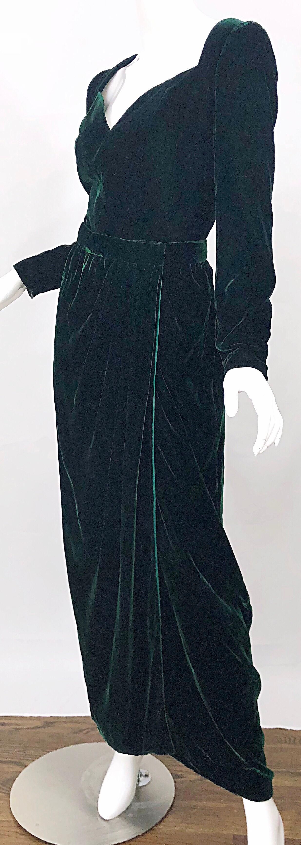 Black Beautiful Vintage Oscar de la Renta Size 8 Hunter Green Velvet Two Piece Gown For Sale