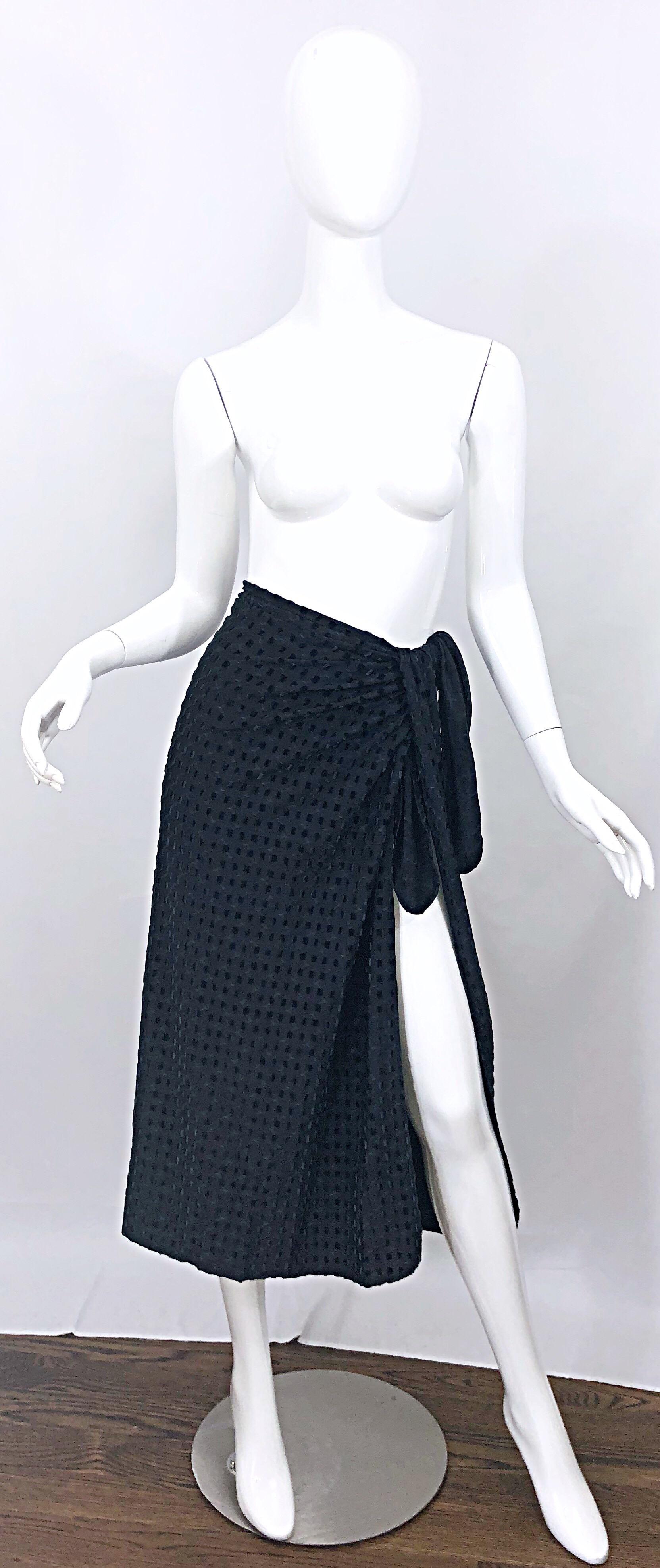 Chic BILL BLASS black and hunter forest green swimsuit cover up! Wraps around the waist, or can be tied at one shoulder as a dress. The perfect accessory for the beach, pool or yacht. 
In great condition. Made in USA
Because this is a wrap sarong,