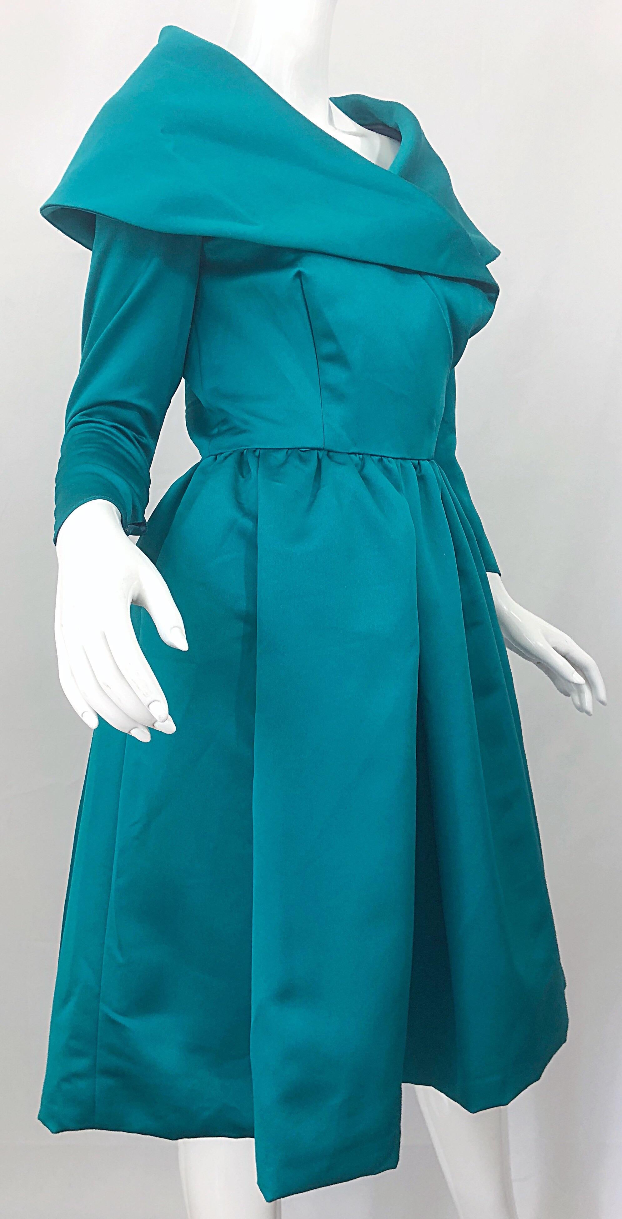 Women's Vintage Victor Costa Teal Green Blue Size 6 / 8 Satin Long Sleeve Cocktail Dress For Sale