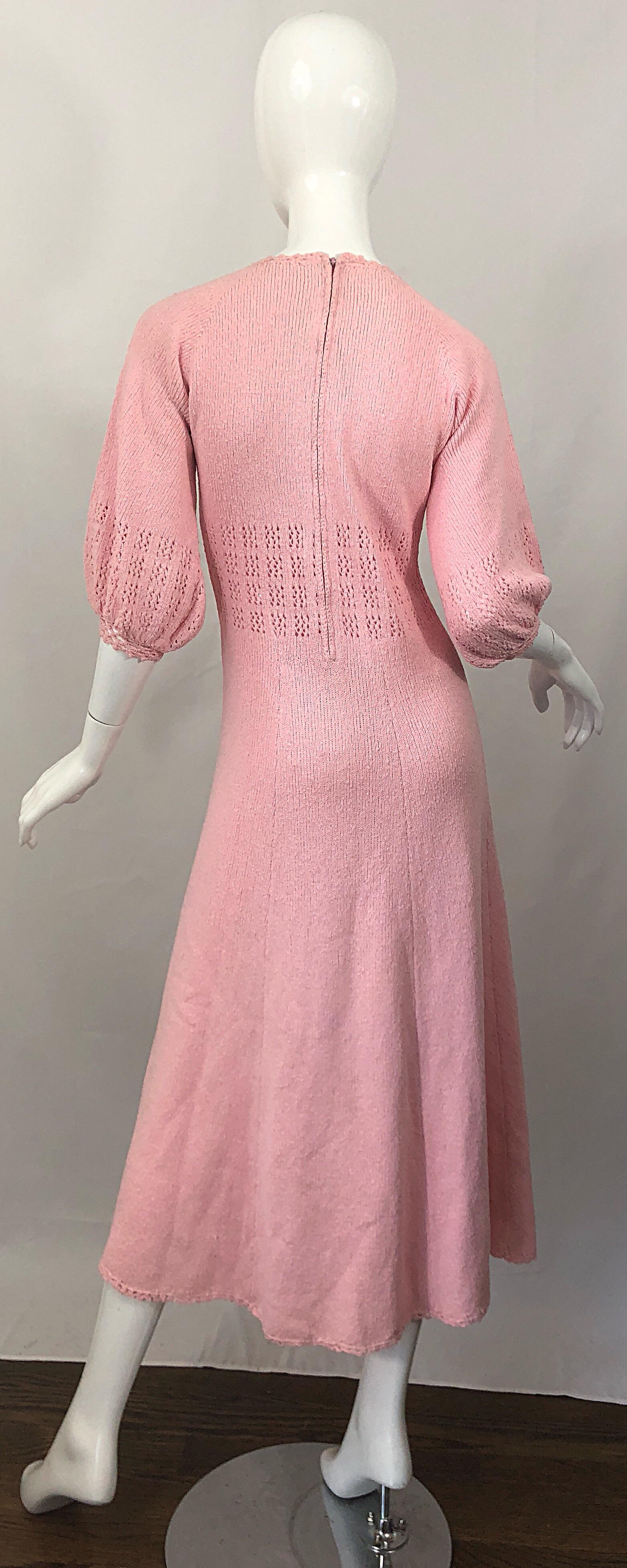 1970s Light Pink Knit Crochet Keyhole Vintage 70s Keyhole Midi Dress im Zustand „Hervorragend“ in San Diego, CA