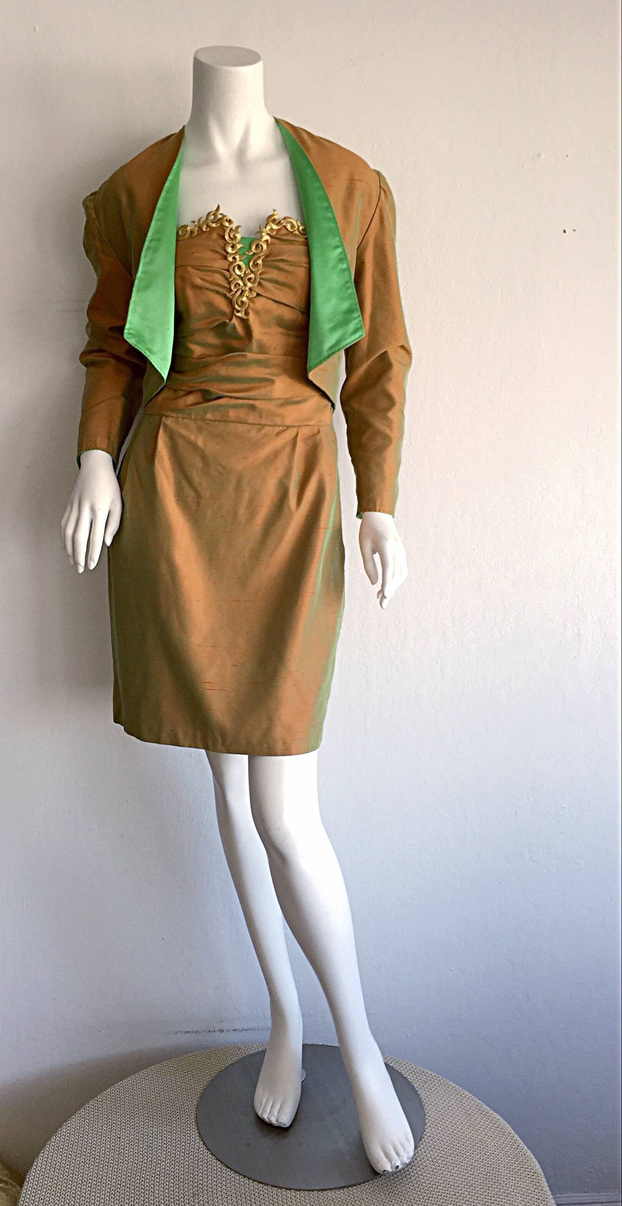 Eccezionale ensemble vintage couture! Una lavorazione impeccabile! Qualità couture. Meraviglioso abito senza spalline in seta cangiante, con finiture metalliche dorate di ispirazione greca.  Bolero cropped abbinato, foderato in seta verde abbinata.