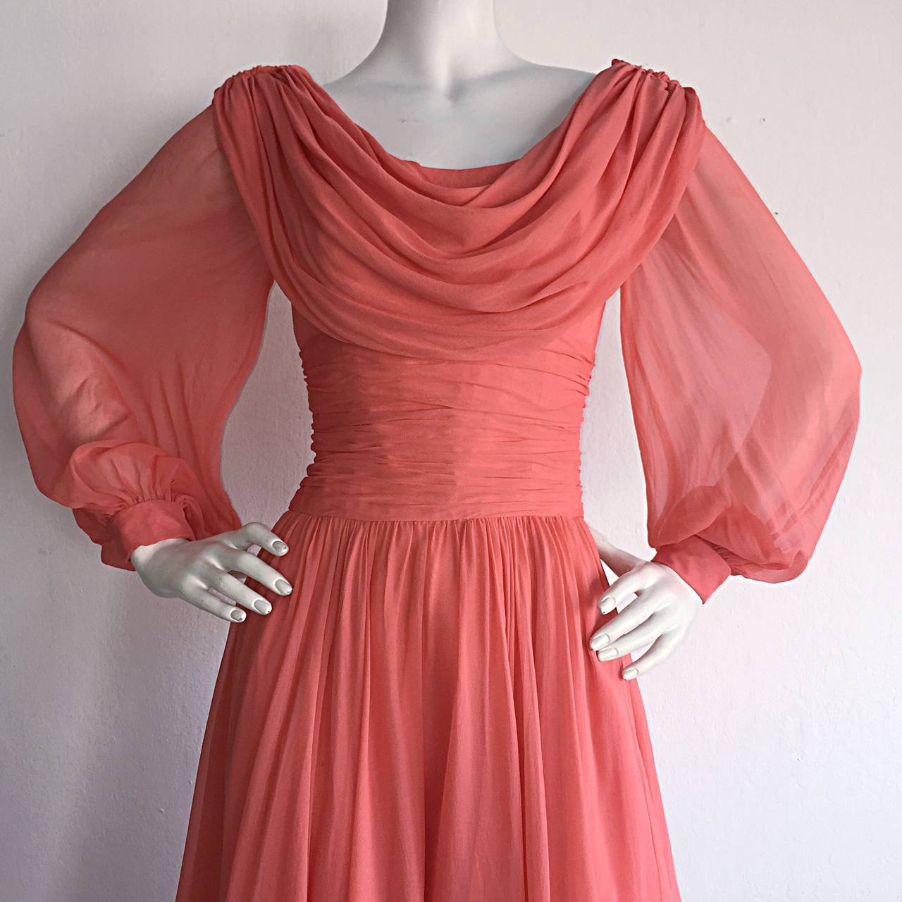 Wunderschönes 1970er Mignon Pink Coral Grecian Chiffon Kleid im Zustand „Hervorragend“ in San Diego, CA