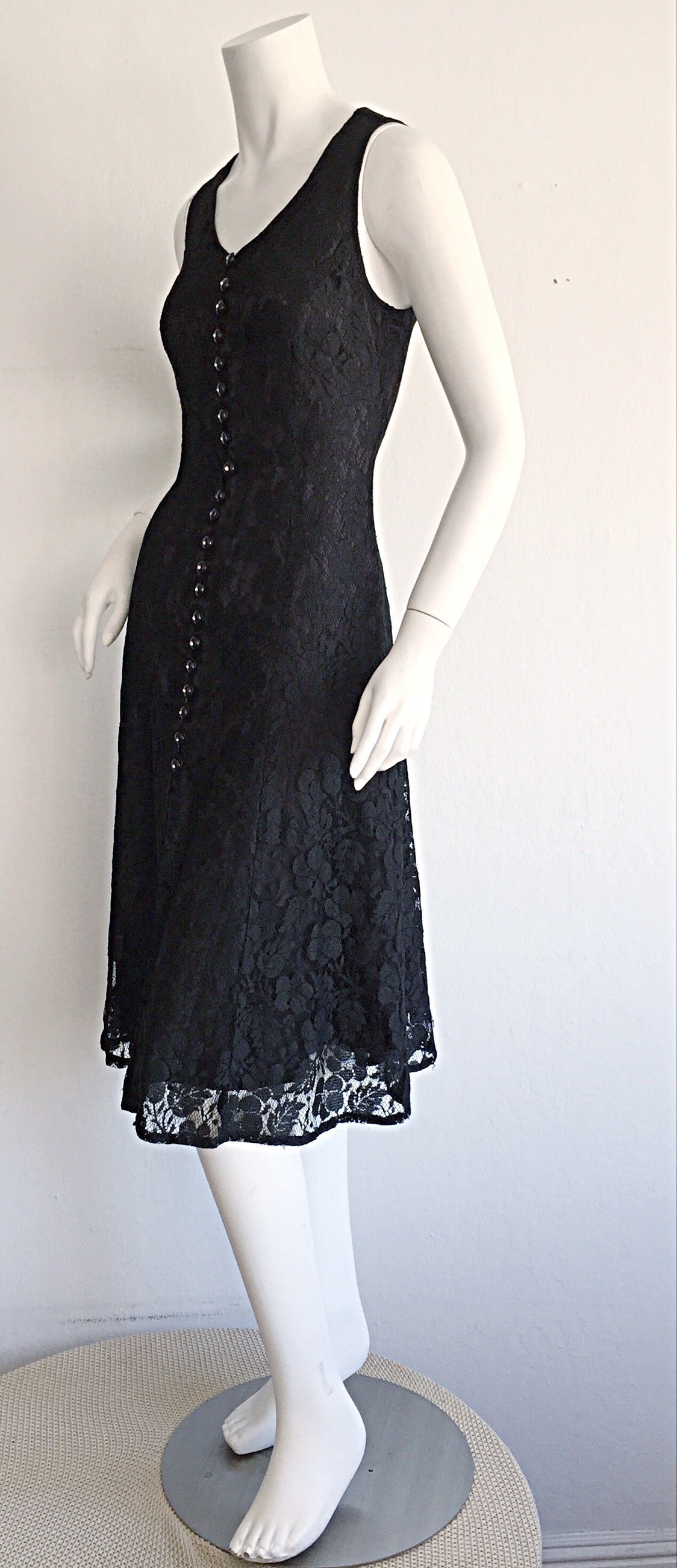 Paco Rabbane 1990er Schwarzes Babydoll-Kleid aus Spitze mit Strass-Knöpfen im Angebot 1