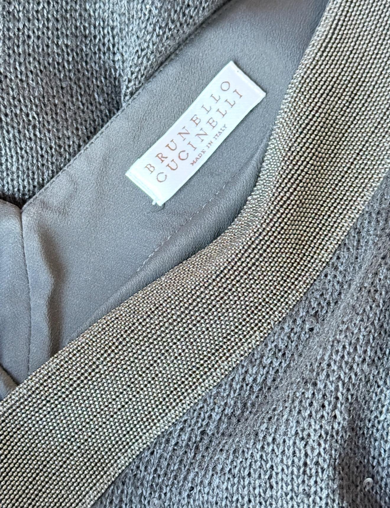 Peppen Sie Ihre Garderobe mit diesem atemberaubenden Brunello Cuccinelli Tunika-Pulloverkleid mit kalten Schultern auf, das in Italien mit dem für das Haus charakteristischen dezenten Glamour gefertigt wurde. Dieses Designerkleid ist aus einer