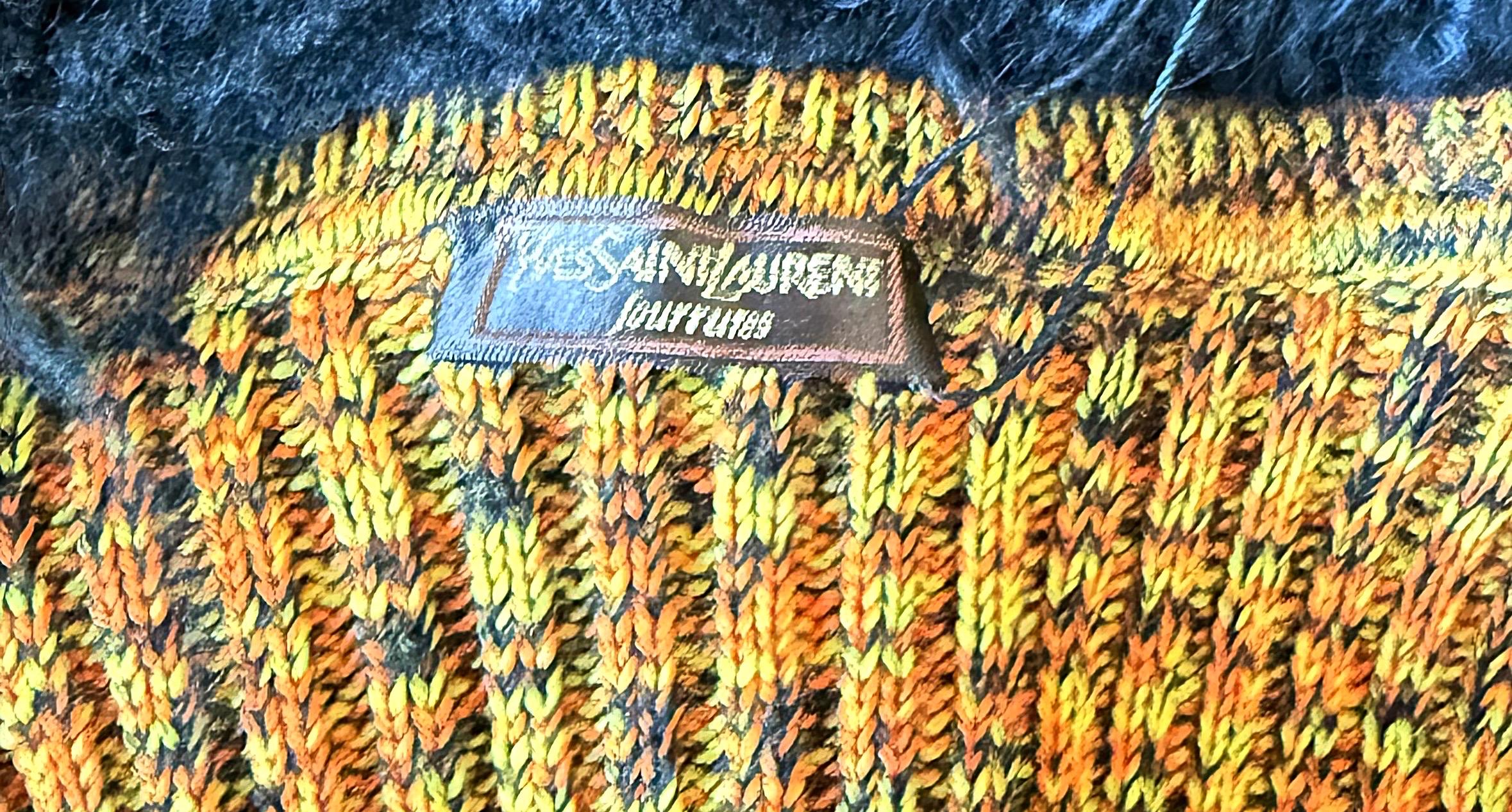 Chaqueta de punto Yves Saint Laurent de los años 70 Cuello de piel de mongol Mohair suave YSL de los años 70 Marrón en venta