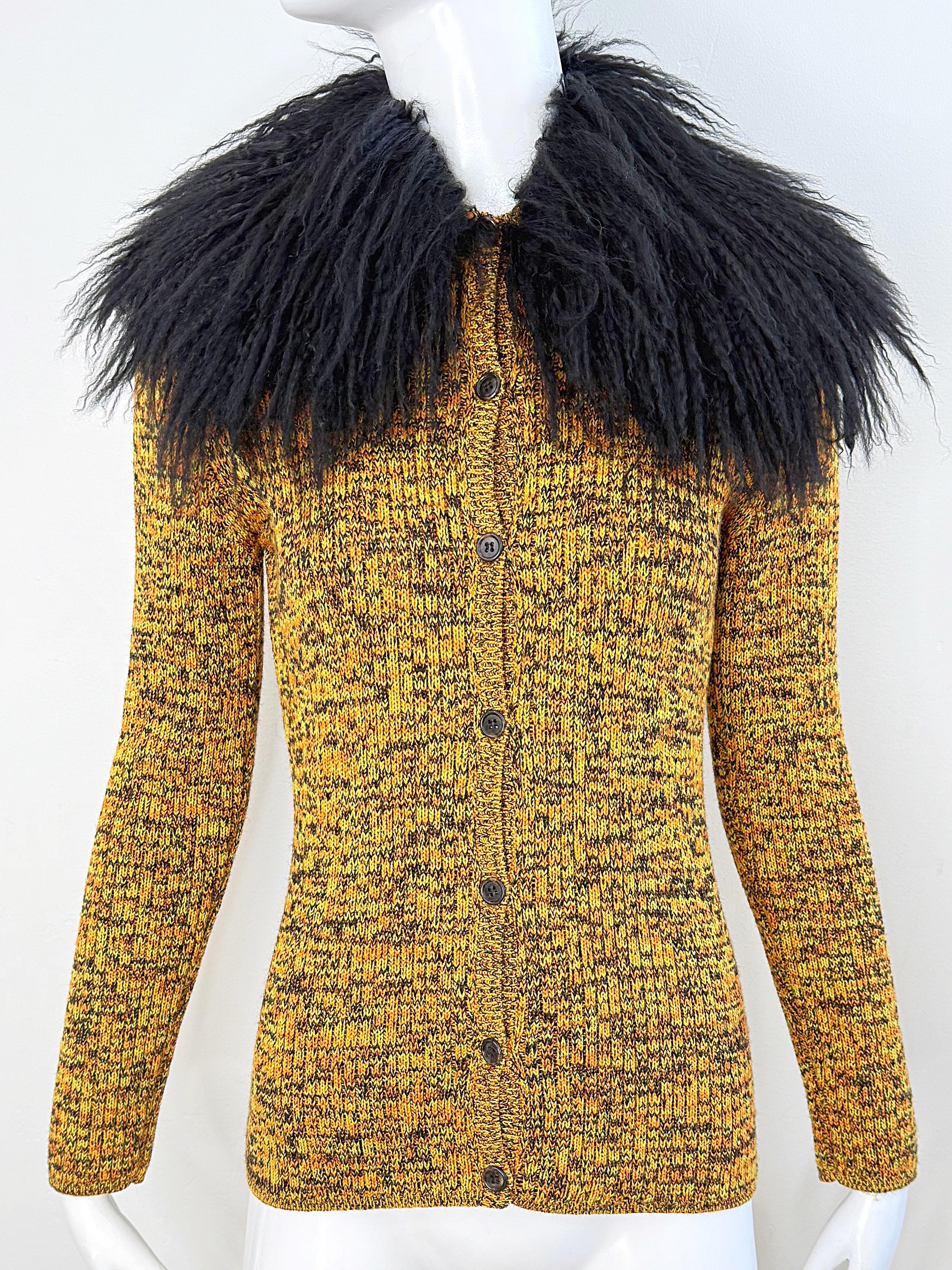 Date un capricho de lujo francés atemporal con este raro cárdigan Yves Saint Laurent de los años 70, una auténtica pieza de coleccionista para los amantes del vintage. Confeccionado en una impresionante mezcla jaspeada de amarillo dorado, óxido y