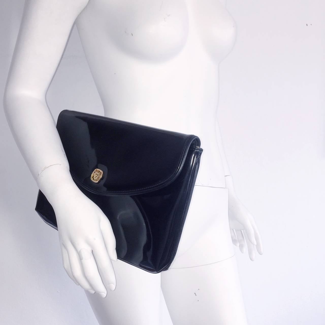 Noir Pochette/sac à bandoulière vintage Anne Klein pour Oroton en cuir verni noir (années 1980) en vente