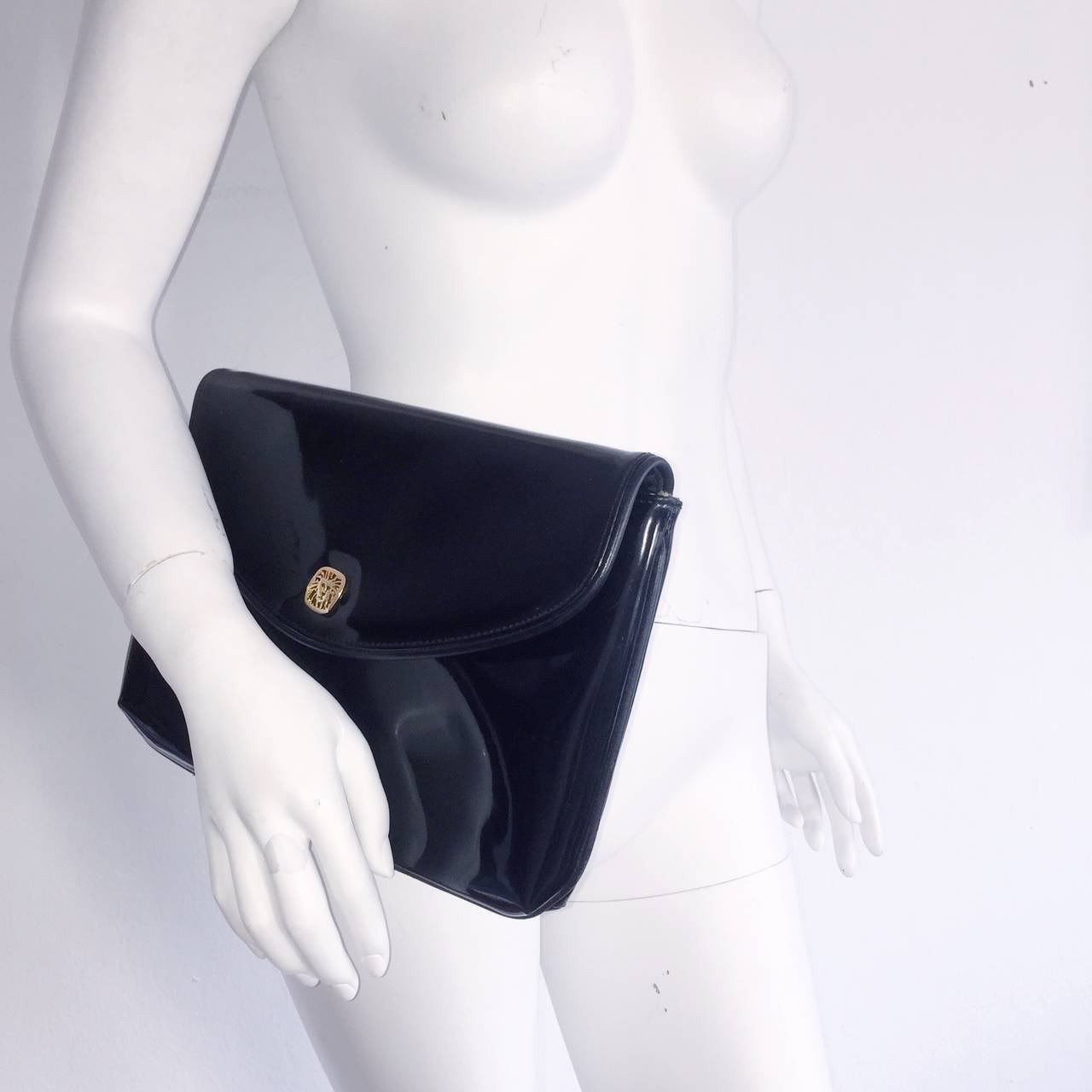 1980er Jahre Vintage Anne Klein für Oroton Schwarze Lackleder Clutch / Umhängetasche im Zustand „Neu“ im Angebot in San Diego, CA