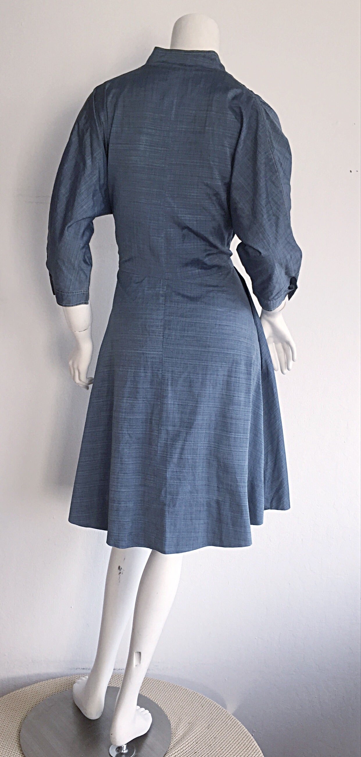 Violet Vintage B. Altman & Co., années 1940 Robe chambray en denim avec boutons en forme de cheval en vente