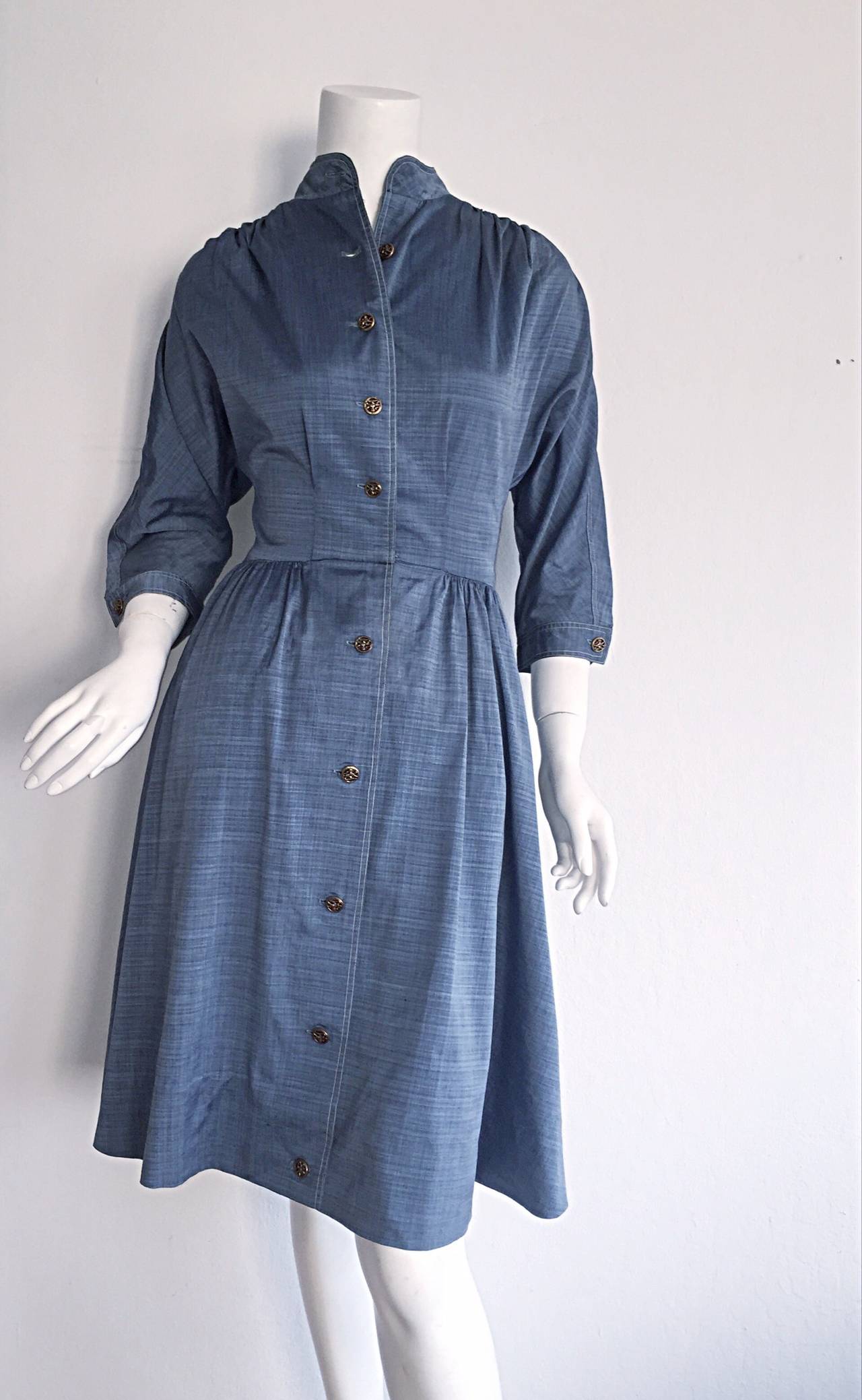 Vintage B. Altman & Co., années 1940 Robe chambray en denim avec boutons en forme de cheval Excellent état - En vente à San Diego, CA