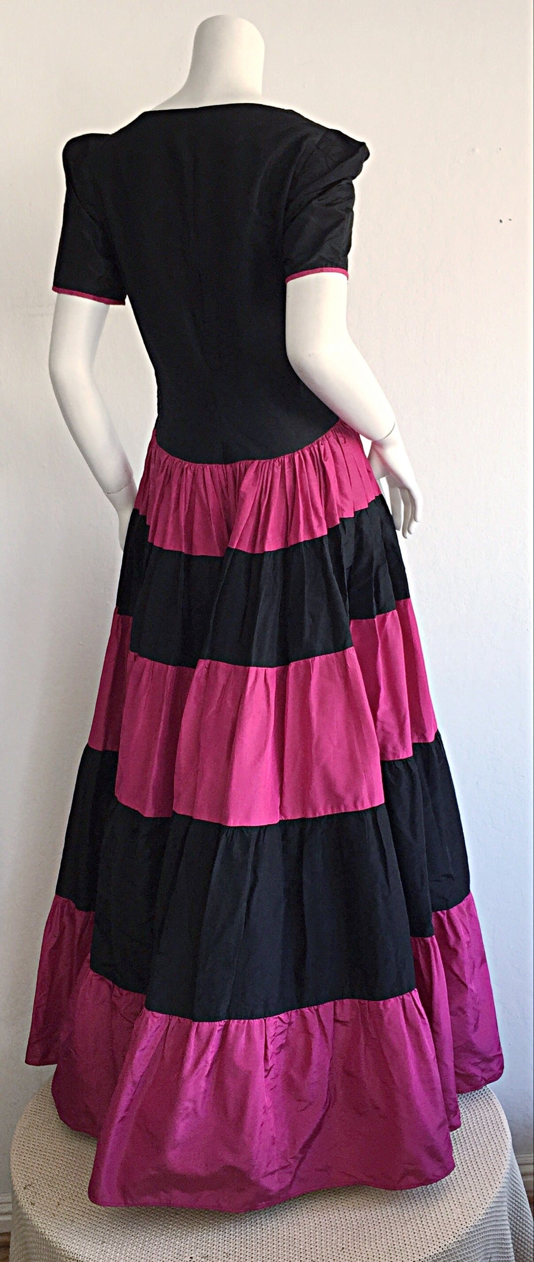 Stunning 1950s Hattie Carnegie Pink + Black Silk Taffeta Vintage Sweetheart Gown In Excellent Condition In San Diego, CA