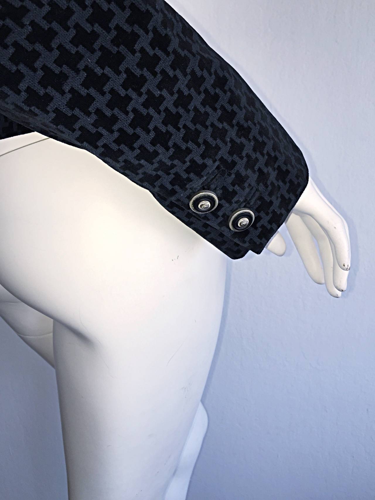 1990s Vintage Gianni Versace Versus Black Velvet 90s Houndstooth Jacket For Sale 5