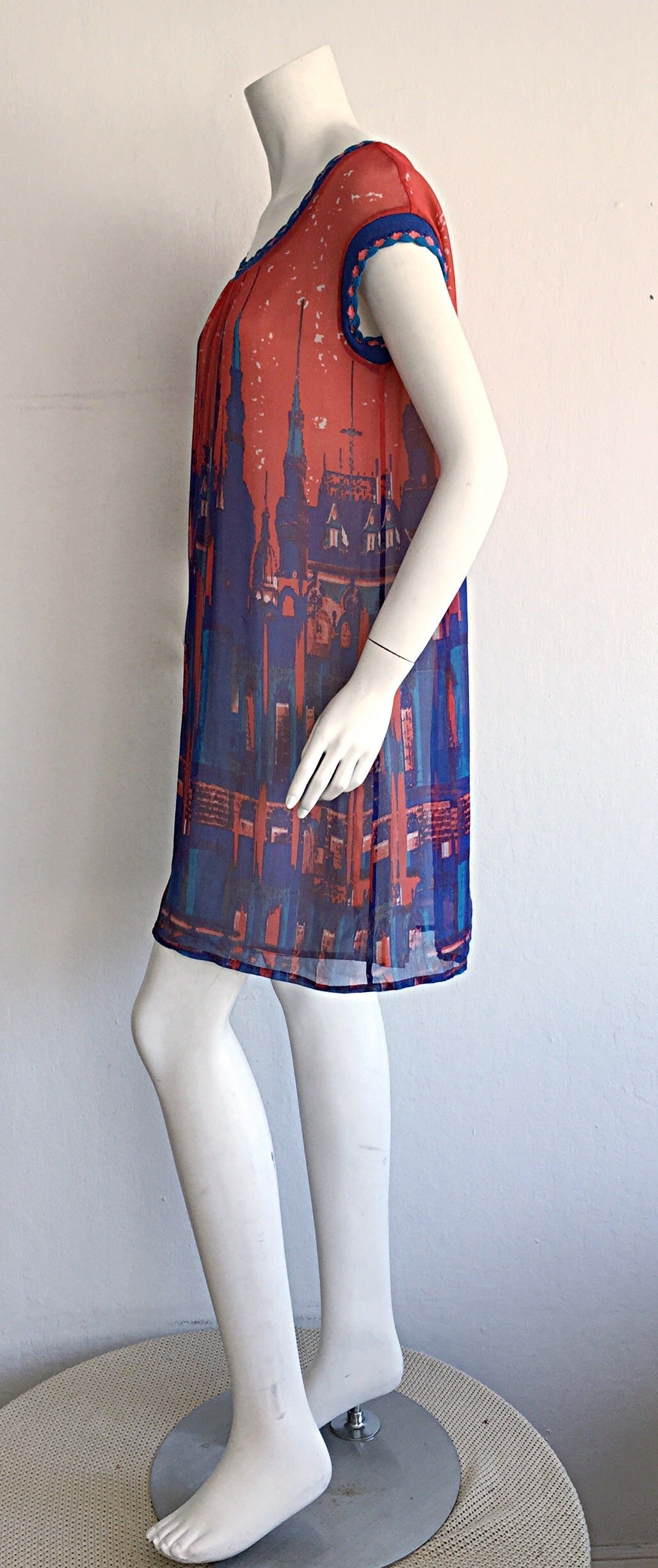 Cacharel „“ Gotham City „“ Buntes Skyline-Kleid aus Seide + Häkelkleid Damen im Angebot