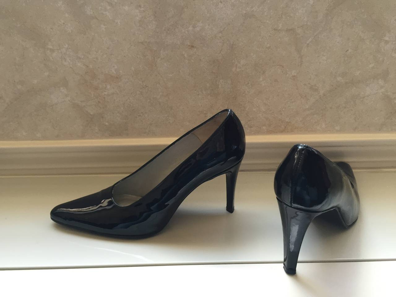 Vintage Carlos Falchi Classic Black Patent Leather Pumps / Heels / Shoes Size 8 For Sale 1