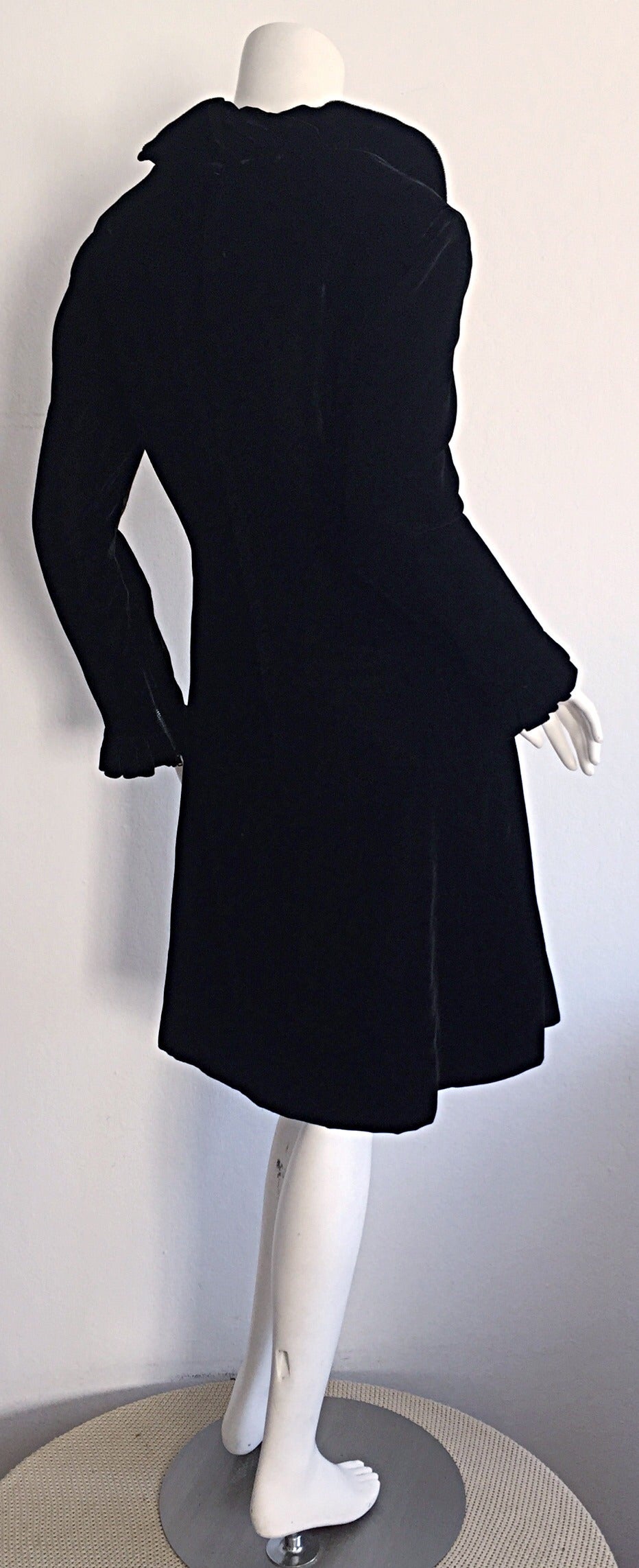 Beautiful 1960s Mollie Parnis Black Silk Velvet Mod A - Line Dress In Excellent Condition In San Diego, CA