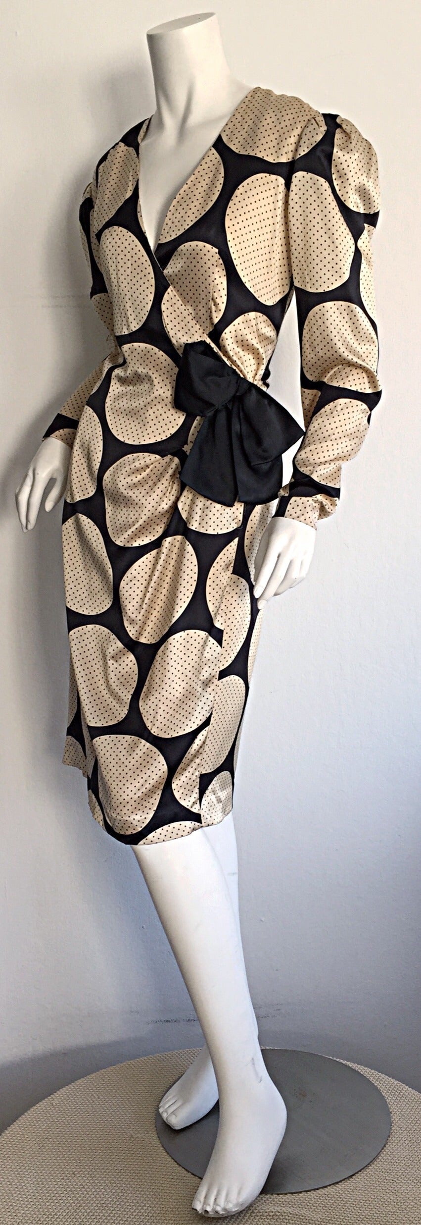 Vintage Hanae Mori Polka Dot / Pin Dot Seidenwickelkleid (Beige) im Angebot