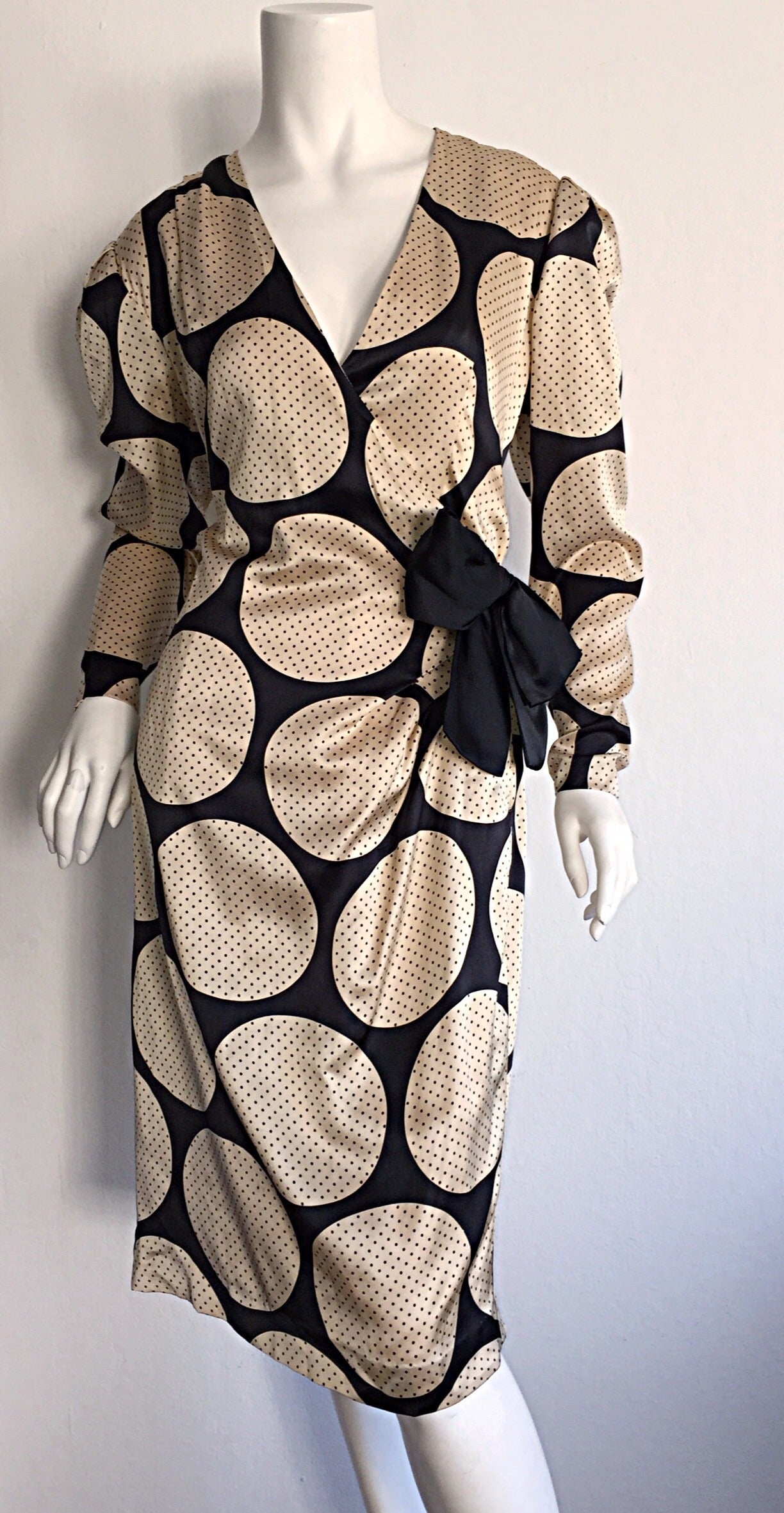 Vintage Hanae Mori Polka Dot / Pin Dot Seidenwickelkleid im Zustand „Hervorragend“ im Angebot in San Diego, CA