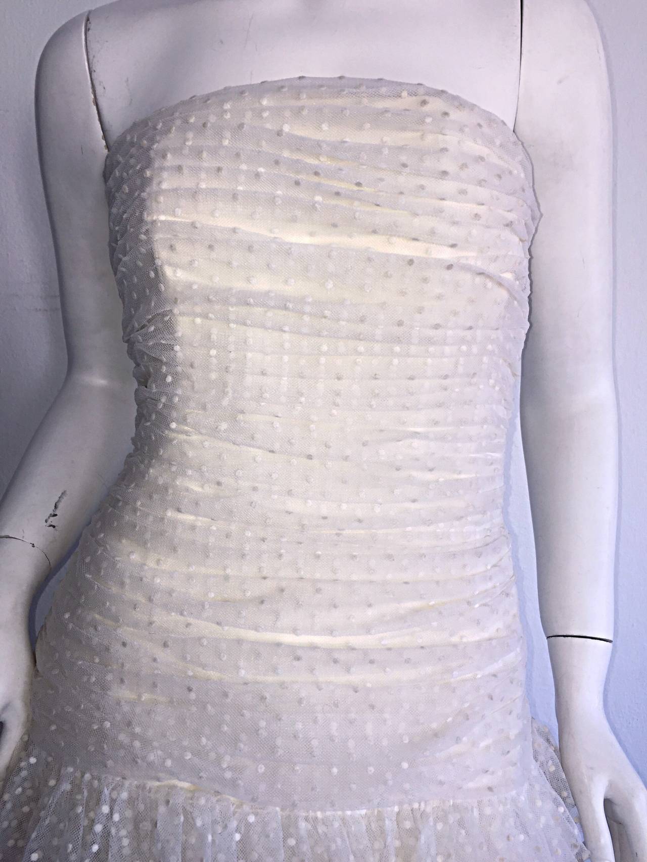 1990s Carolyne Roehm White Polka Dot ' Feathered ' Strapless Wedding Dress In New Condition In San Diego, CA