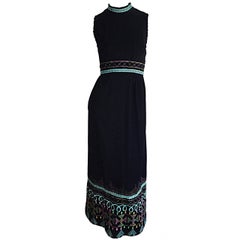 1970s Sandine Originals I. Magnin Maxi Vestido de Algodón Bordado de Colores Negro