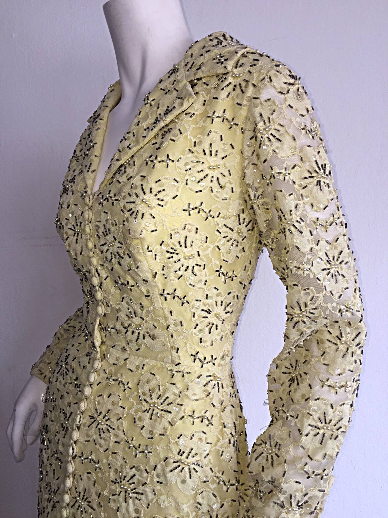 Magnifique robe Jack Bryan jaune pâle ornée de dentelle lourdement perlée (années 1960/1970) Excellent état - En vente à San Diego, CA