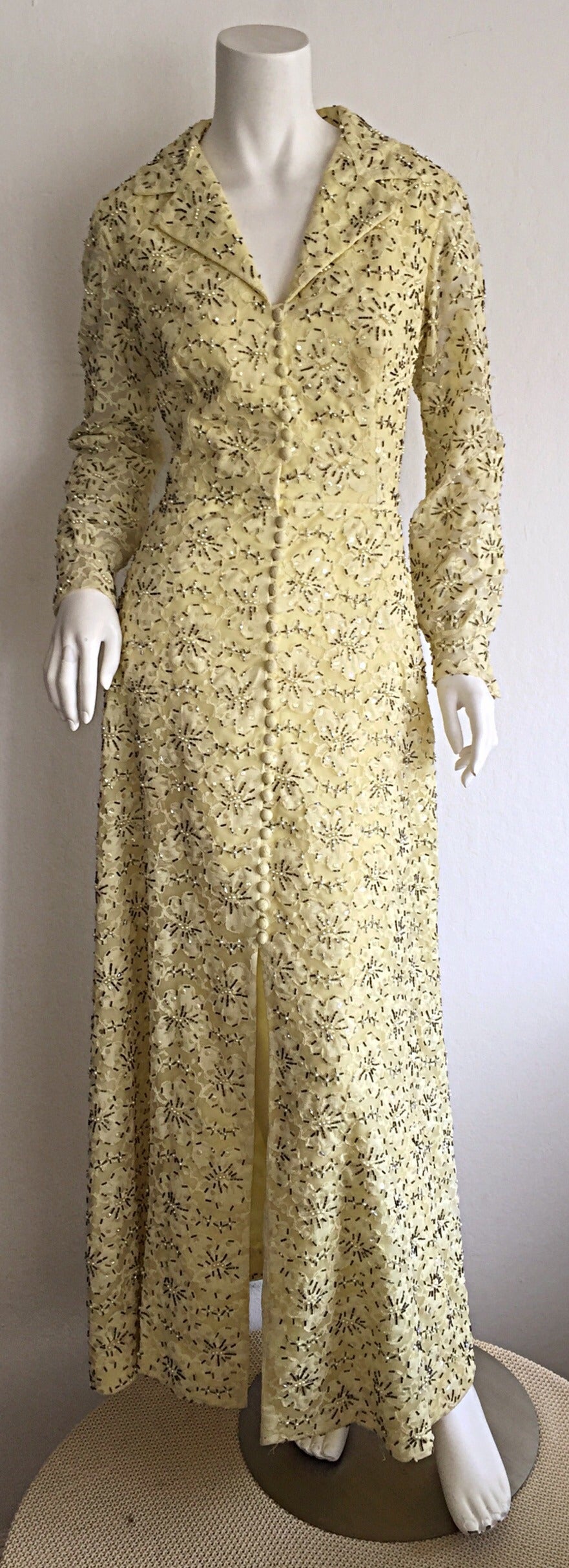 Magnifique robe Jack Bryan jaune pâle ornée de dentelle lourdement perlée (années 1960/1970) Pour femmes en vente