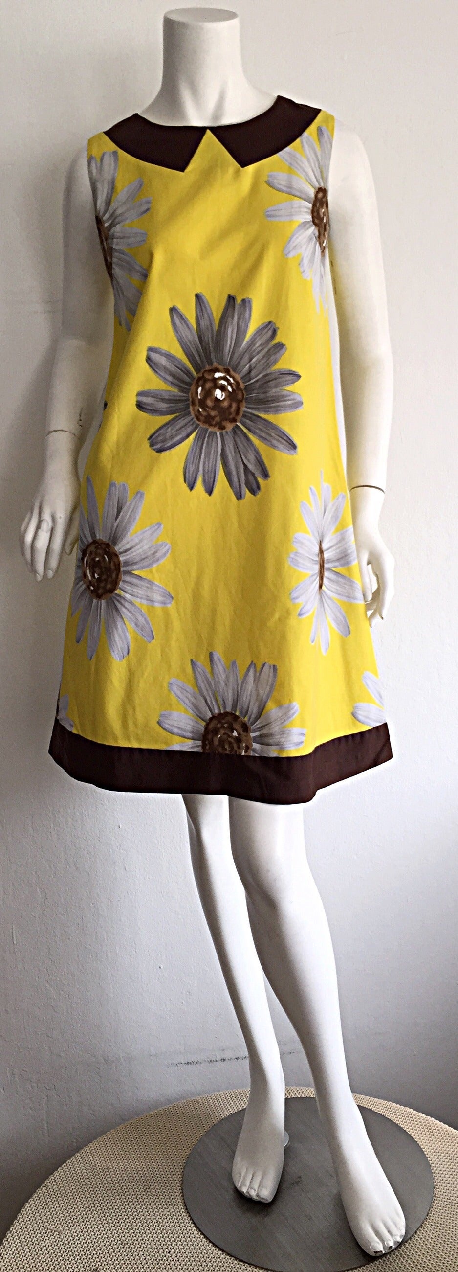 Such a chic 1960s vintage cotton dress! Vibrant yellow hue, with a printed brown mock collar. Wonderful sunflower prints throughout. Fantastic A-Line shape, that is very flattering to the body. Metal zipper up the back. Looks great with sandals,